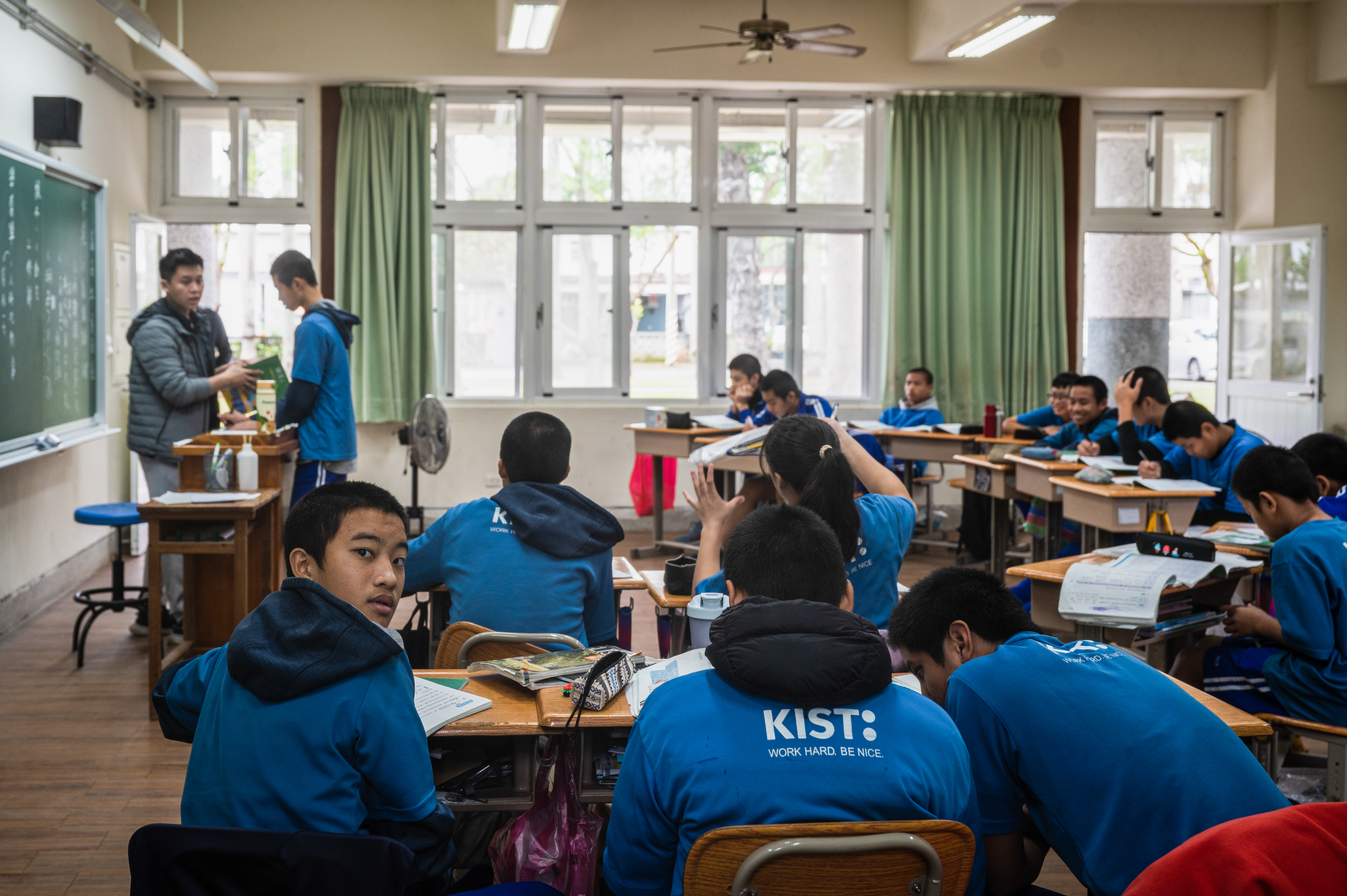 三民國中體育班由教練擔任副班導,盯著孩子們專心上課。(攝影/林彥廷)