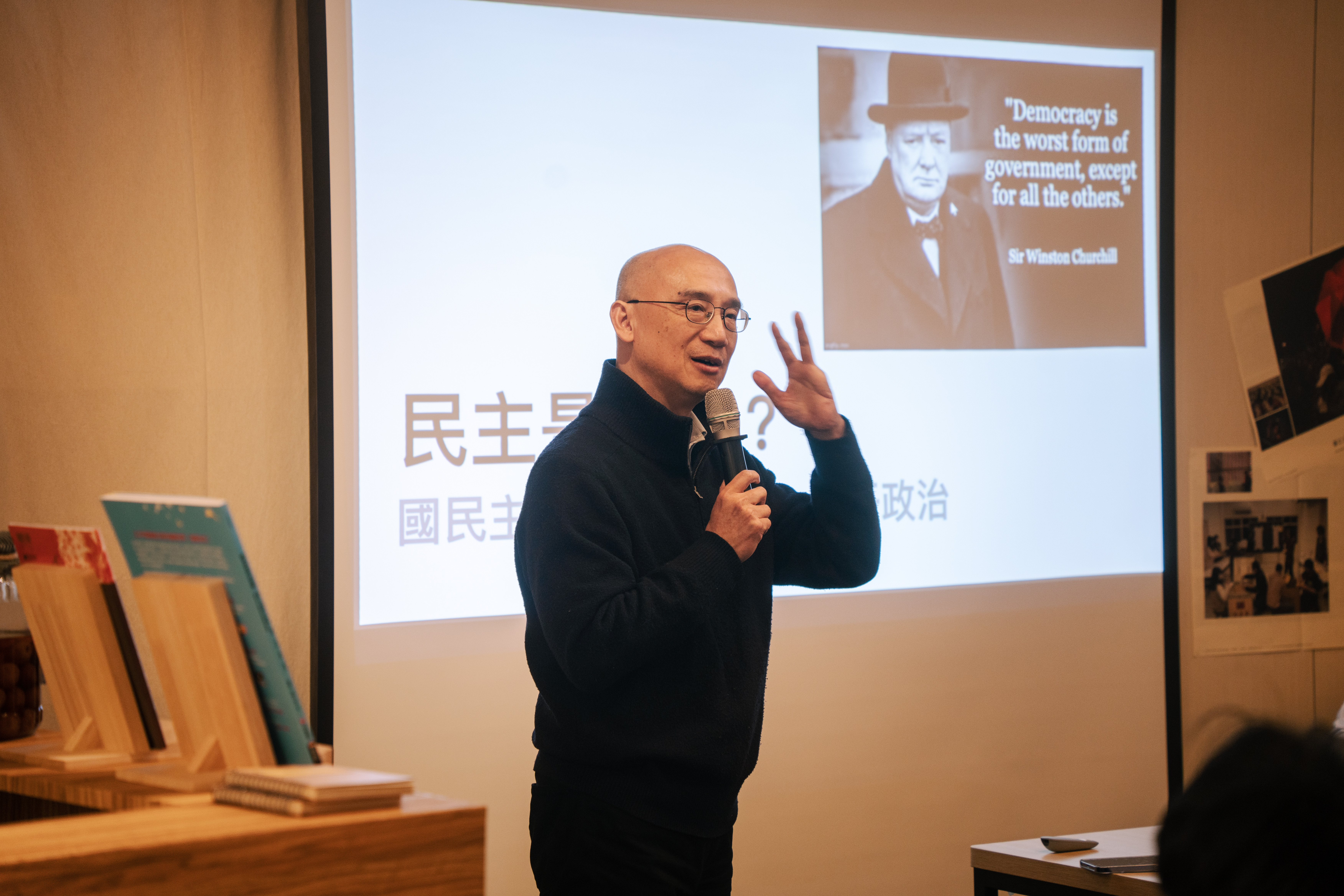 政大法律系副教授林佳和將政治學術專業帶進現場，深入淺出地向大小朋友一同探究「民主」。（攝影／王崴漢）