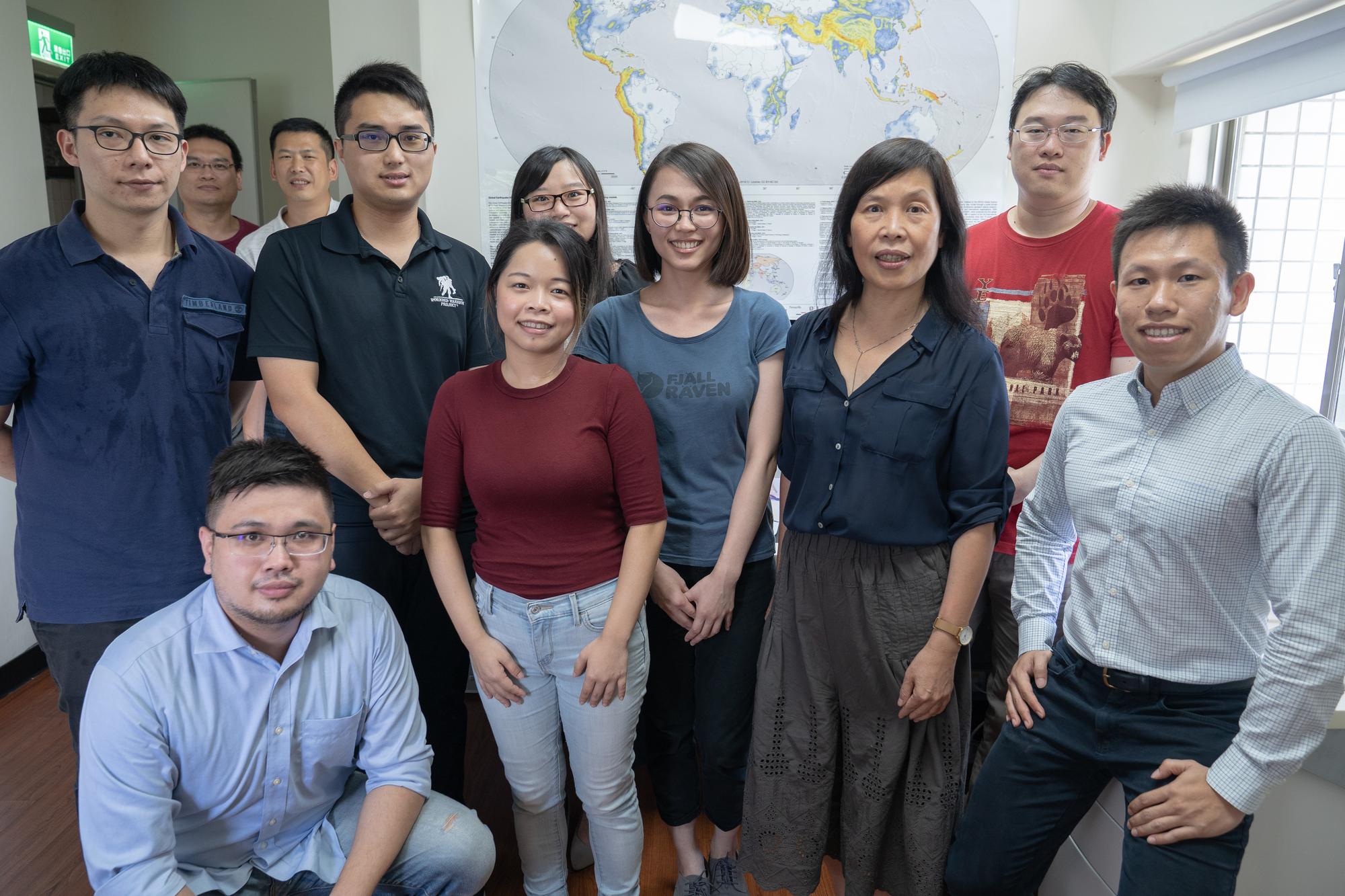 馬國鳳(右3)與中央大學地震災害鏈風險評估及管理研究中心團隊。(攝影/蘇威銘)