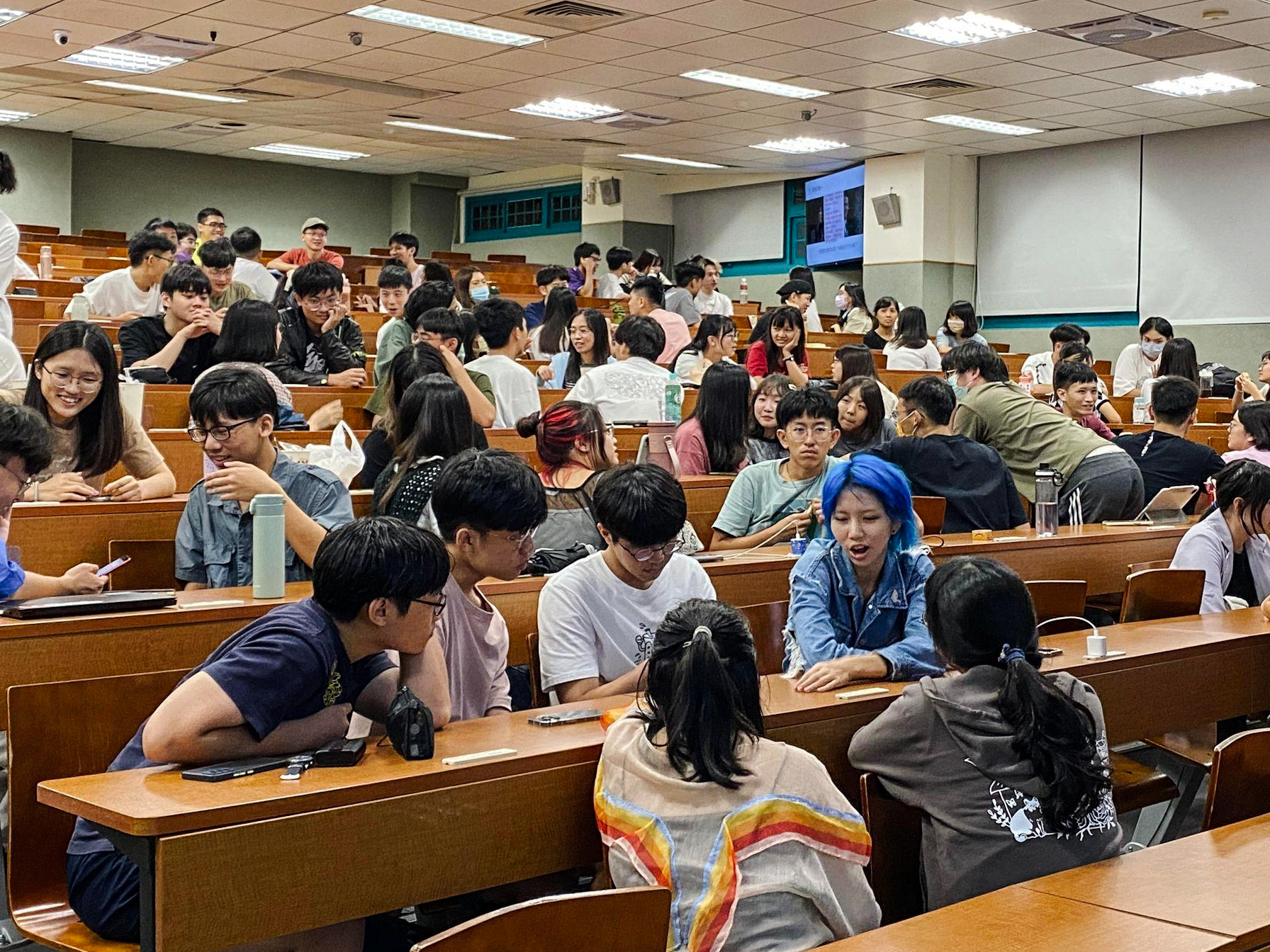 「看電影學愛情」課以愛情電影為基礎，姜宗佑邀請同學們針對「戀愛」相關的主題進行討論、交換想法。（圖片提供／姜宗佑）