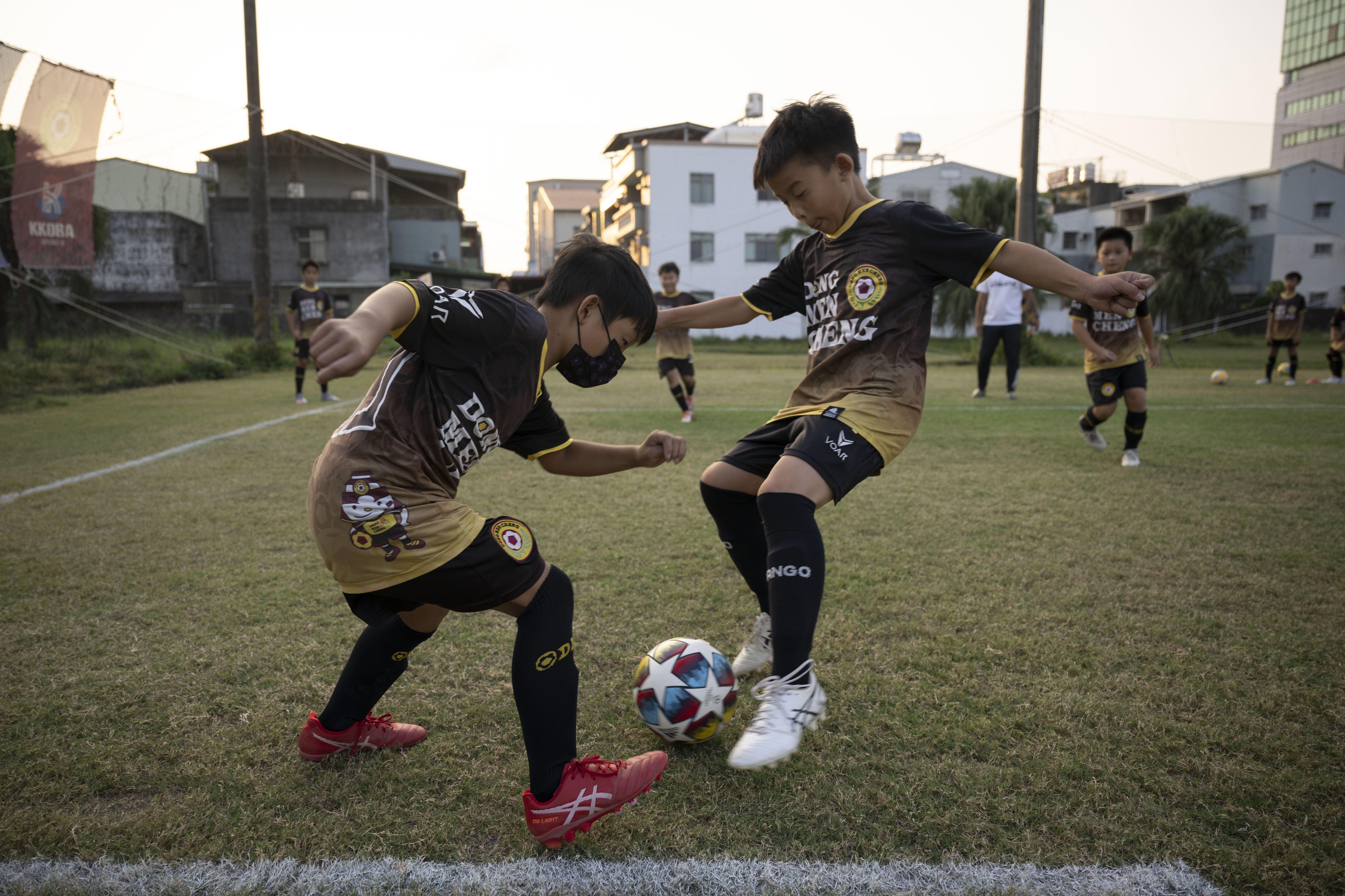 台南東門城足球俱樂部的國小組別學員正在進行日常訓練。（攝影／楊子磊）