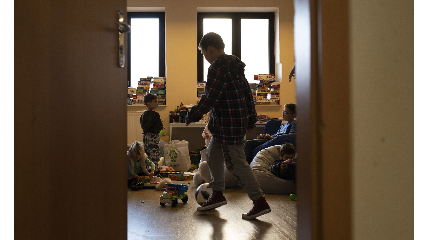 在波蘭首都華沙市中心，霍爾大型體育場館如今作為烏克蘭難民的收容中心使用，許多孩子在臨時設置的遊戲室裡玩耍。（攝影／楊子磊）