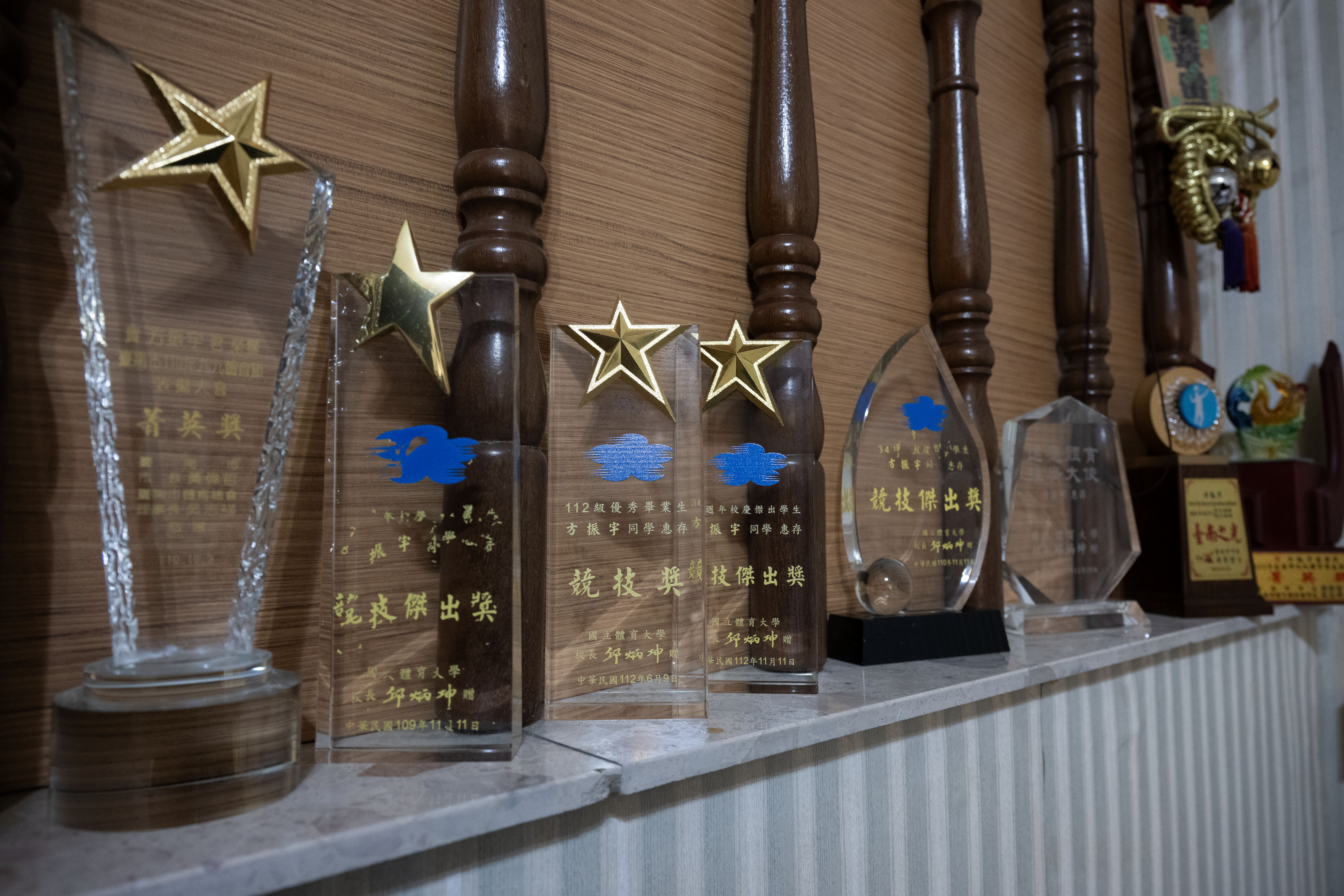 方振宇歷年獲得的獎座。(攝影/楊子磊)