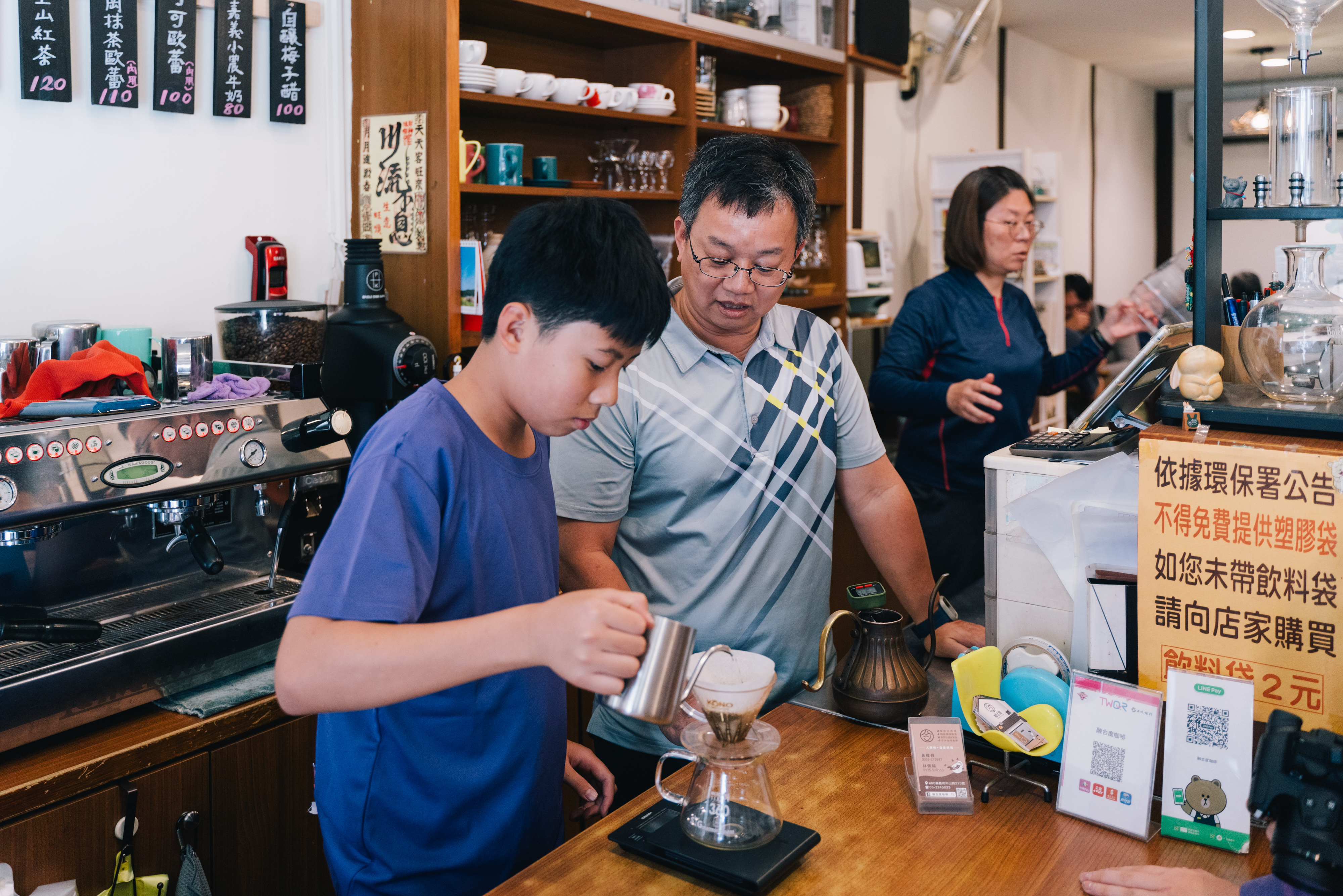 融合度咖啡的老闆正在教同學沖咖啡。（攝影／古佳立）