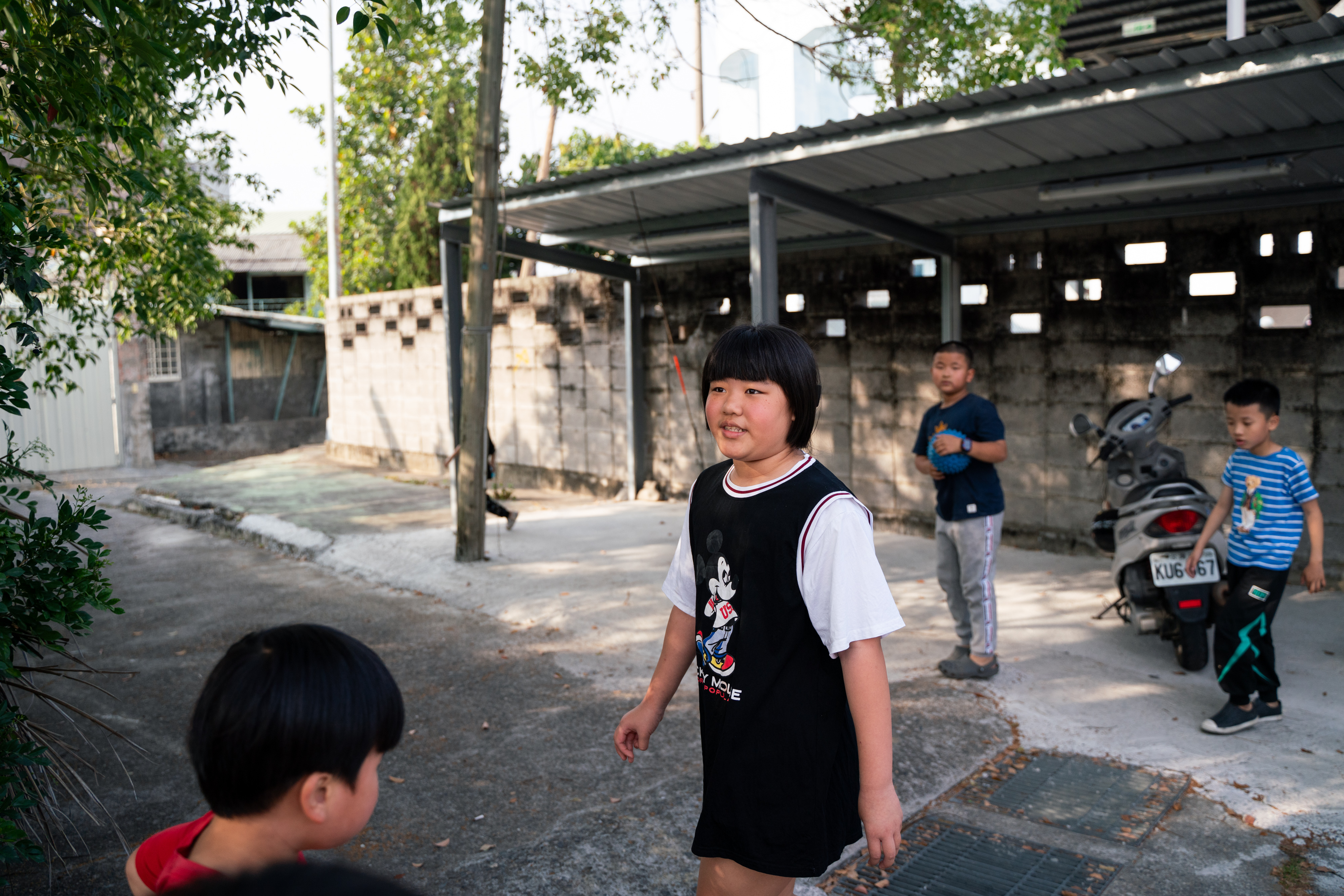放學後於小澎湖聚落玩耍的居民。（攝影／古佳立）