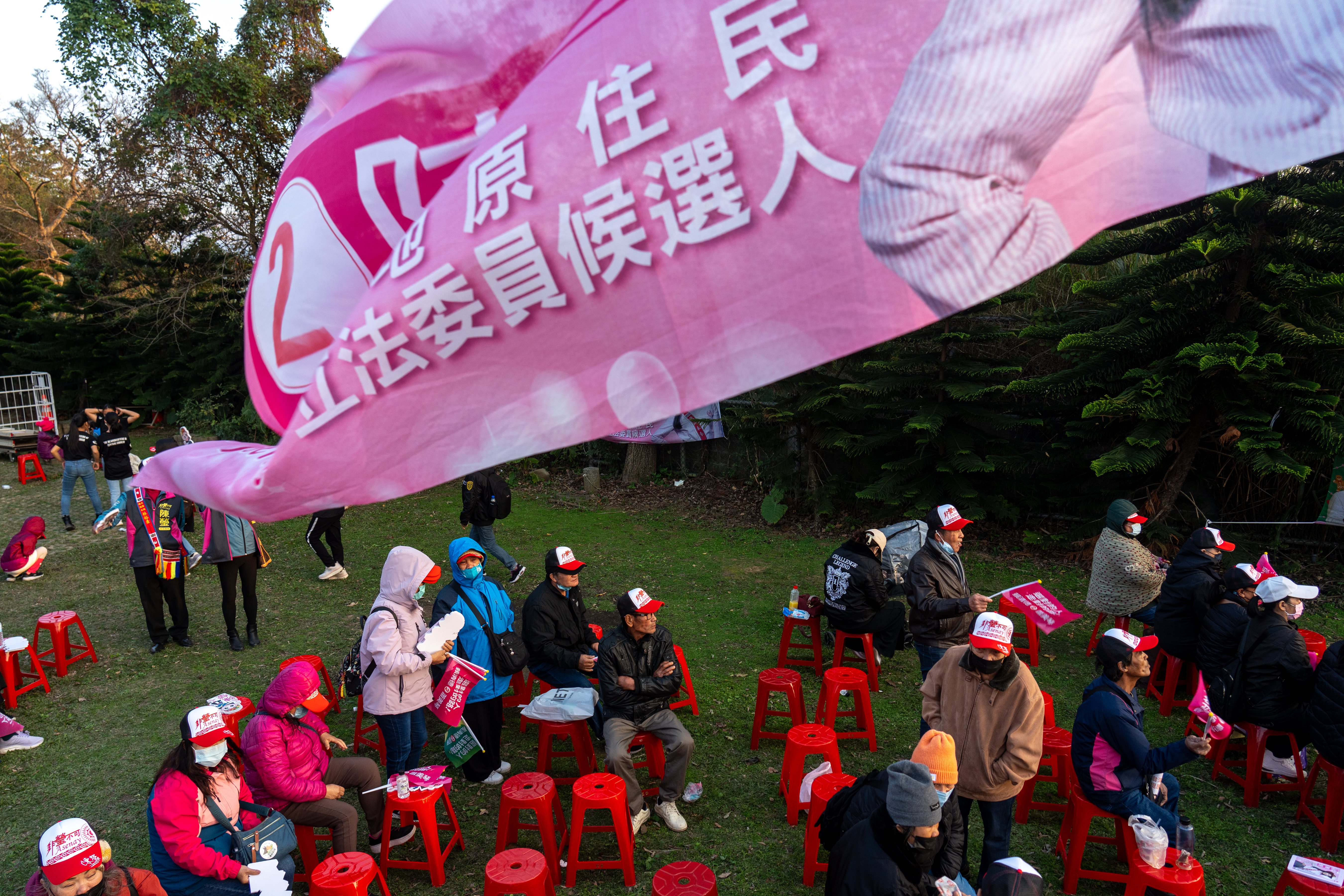 原住民選區劃分平地與山地兩種，可能導致同一民族但不同選區的問題。圖為2024年民進黨提名的平地原住民與山地原住民候選人在桃園市舉辦聯合造勢。（攝影／陳曉威）