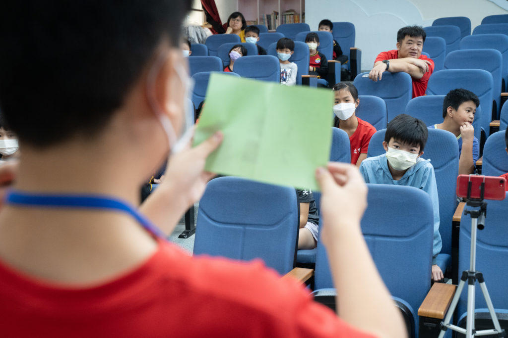 宜蘭縣大里國小自治鎮長選舉比照正式選舉流程,學生能夠親自體驗投票的各個環節,圖為學生正在進行開票作業。(攝影/唐佐欣)