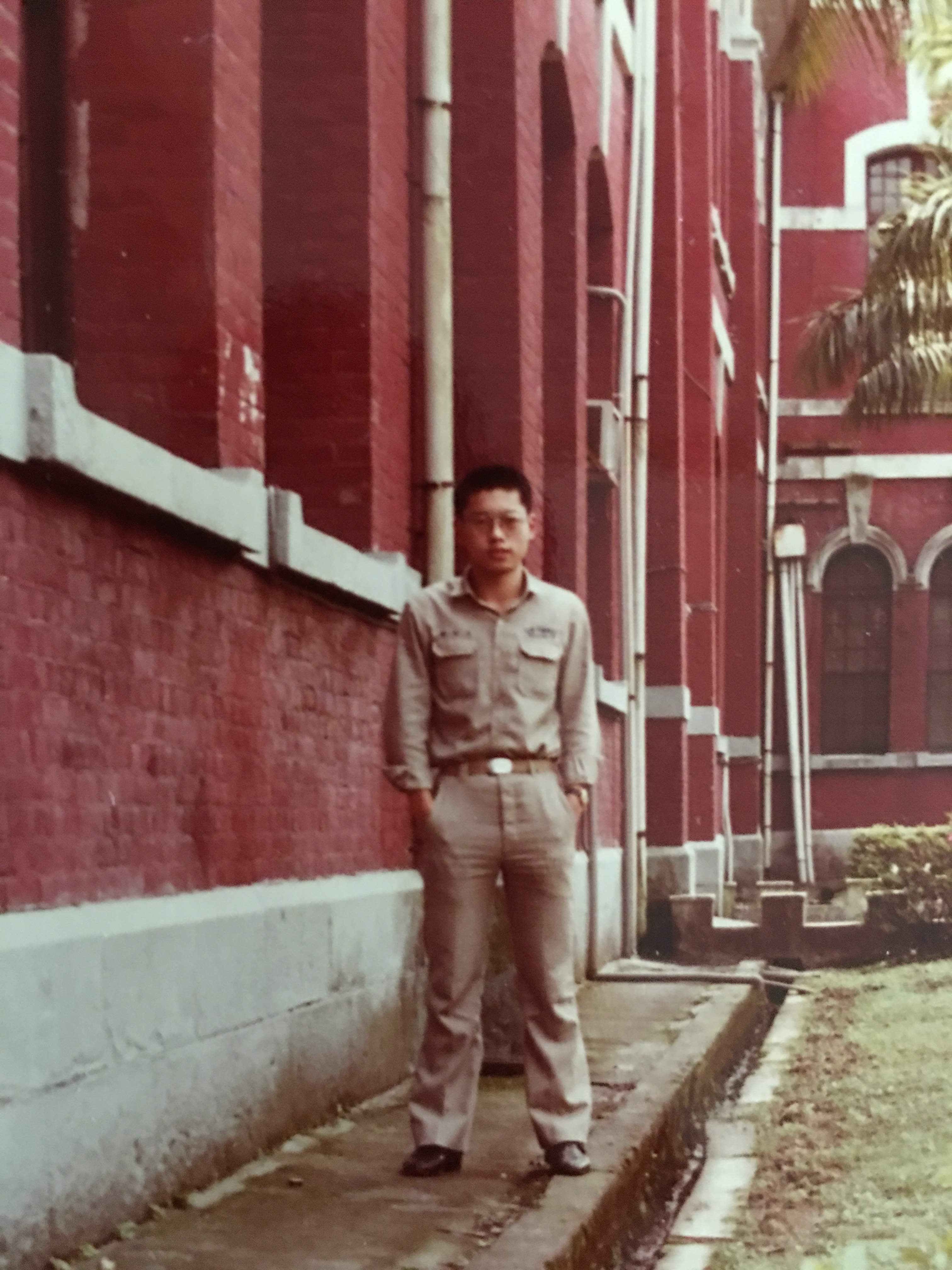 卡其色的建中制服給予李振輝「光環」,他在建中展開自由奔放的高中生活。(圖片提供/李振輝)