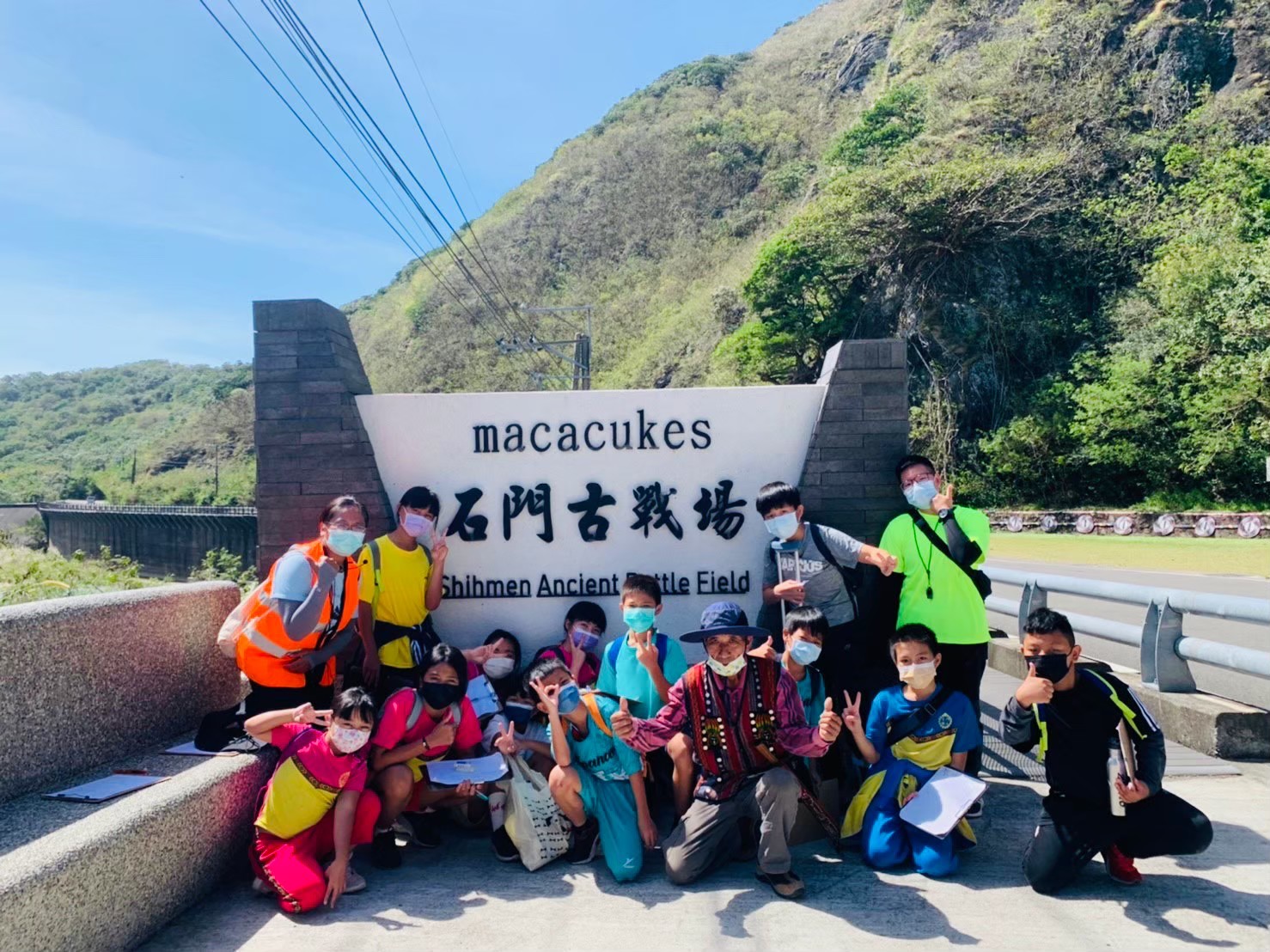 孩子們在五年級時,曾經實際到石門古戰場上課的畫面。(圖片提供/屏東縣石門國小劉楨汝老師)