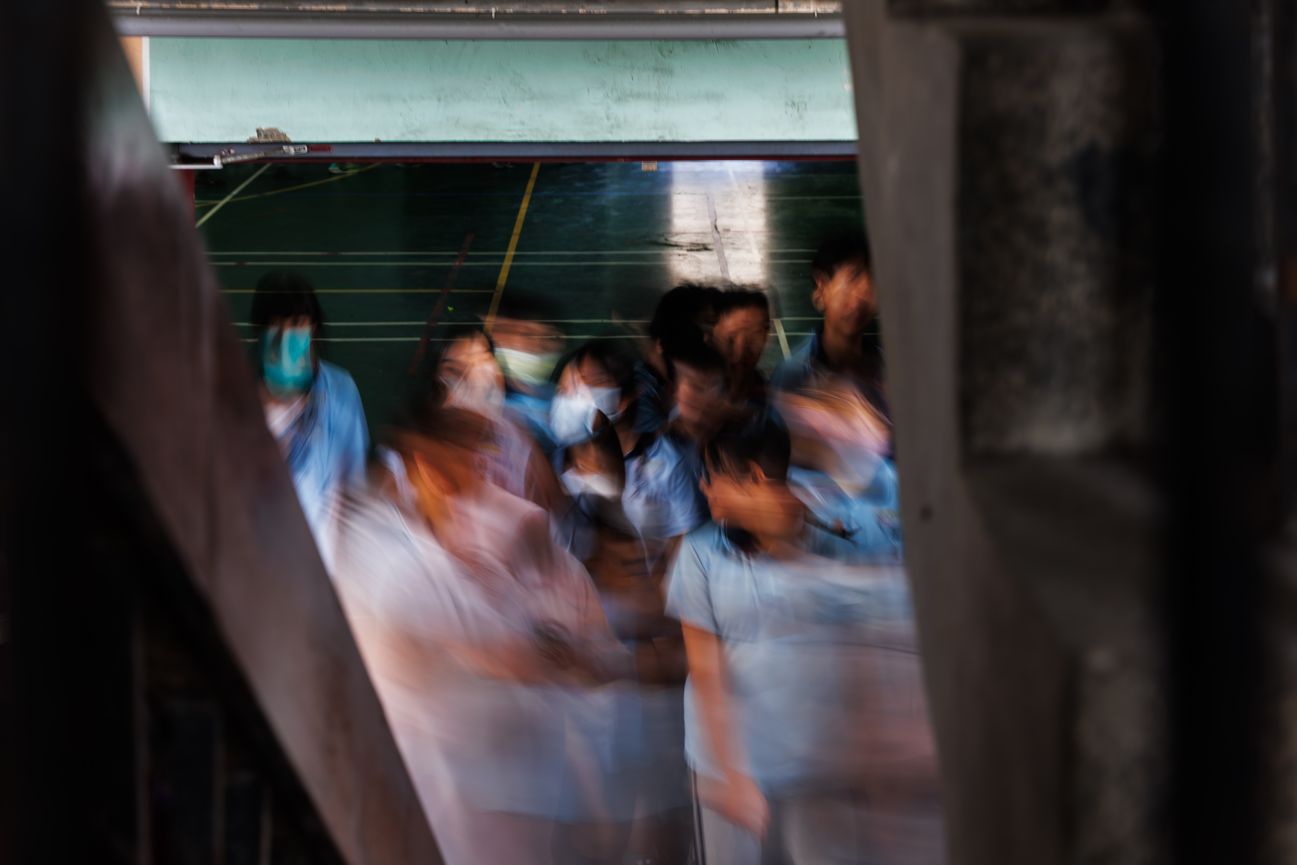 不需要等待現實生活中的人際受挫，網路遊戲或交友軟體更為體貼、快速的交友機制，也是把孩子推向虛擬世界互動的一大推力。（攝影／鄭宇辰）