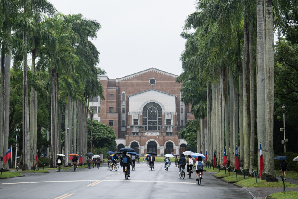 「台大學歷」看似在社會中占有優勢，但專家指出，學生更應著重培養個人能力與特質，不斷精進自我，終身學習的態度遠比學歷來得更加重要。（攝影／王崴漢）