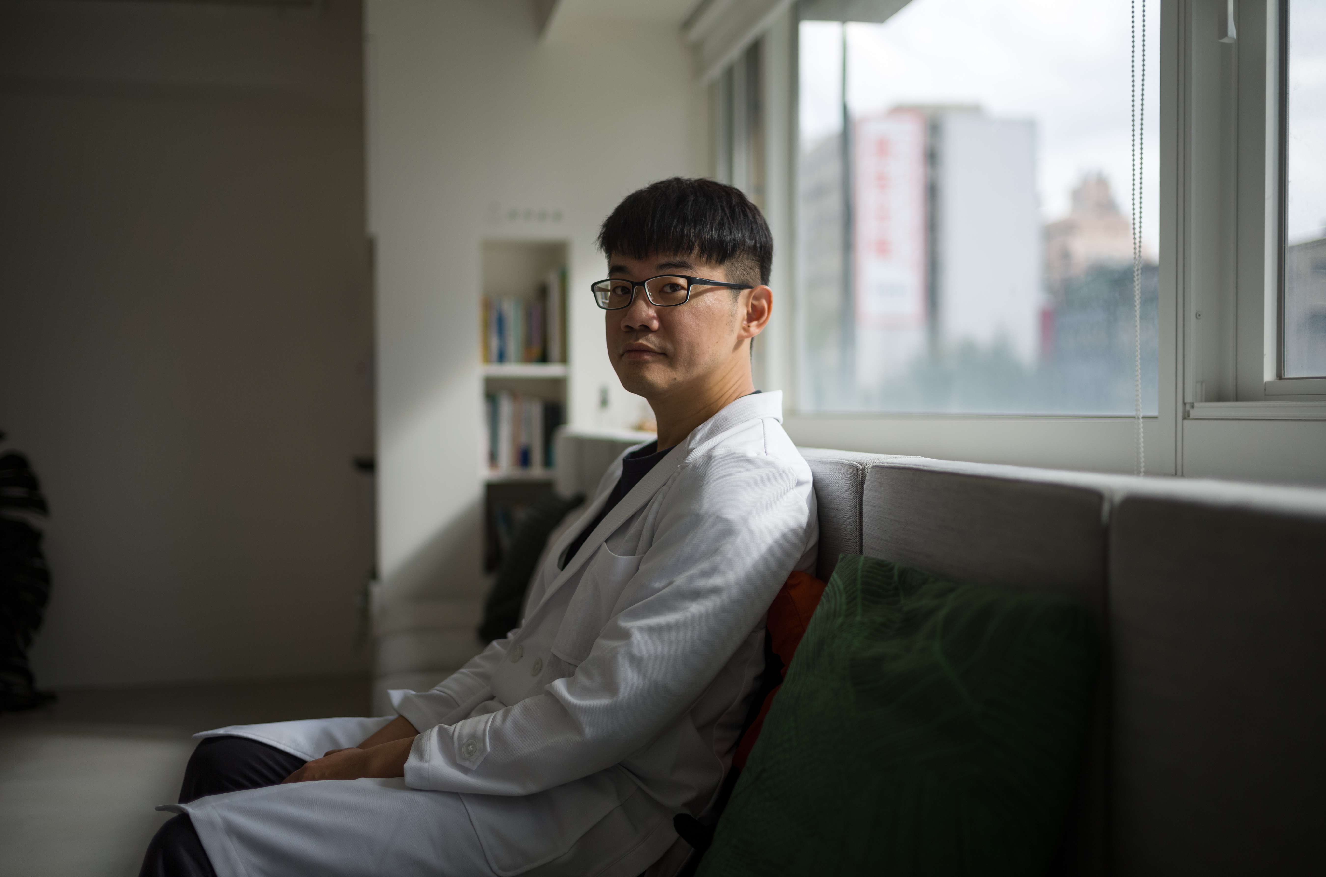 徐志雲在長大後成為精神科醫師，在診間為各種遭遇的人們提供醫療處遇，也關照兒童及青少年的心理健康。（攝影／黃世澤）