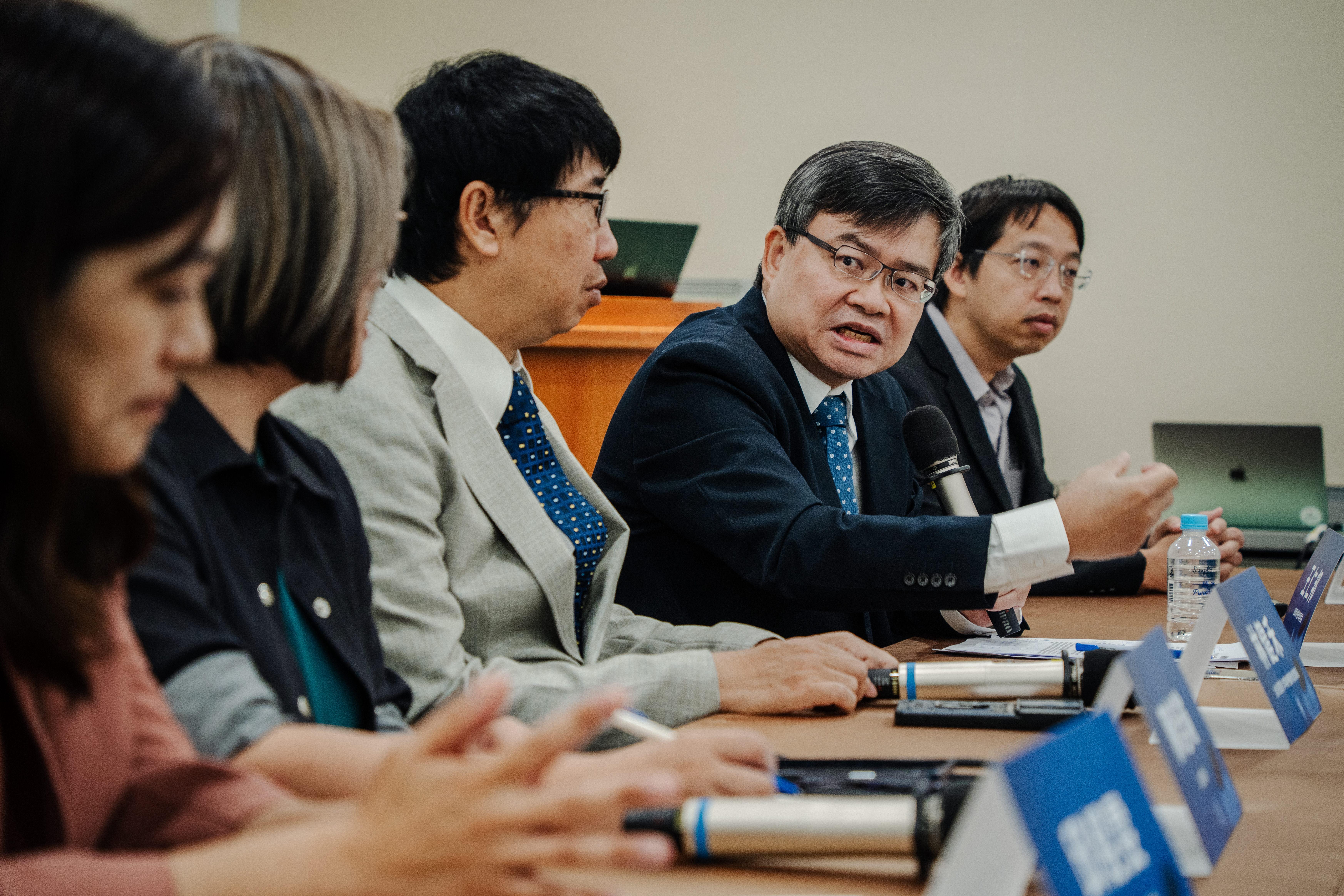 台灣精神醫學會理事長王仁邦指出，兒少憂鬱等情緒問題，壓力來源有可能就是父母，呼籲社會關心兒少接受醫療的權益。（攝影／王崴漢）