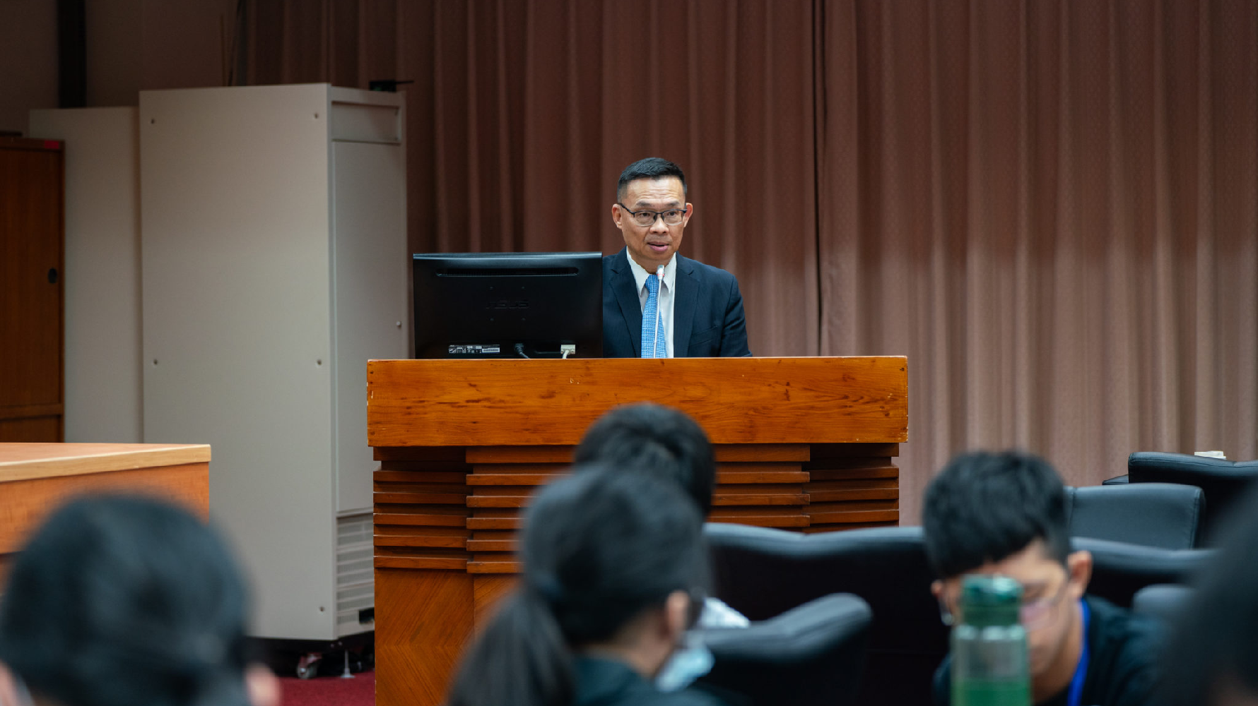 面對學生立委質詢性別、學權等議題，教育部政務次長林明裕一一答詢。（攝影／古佳立）