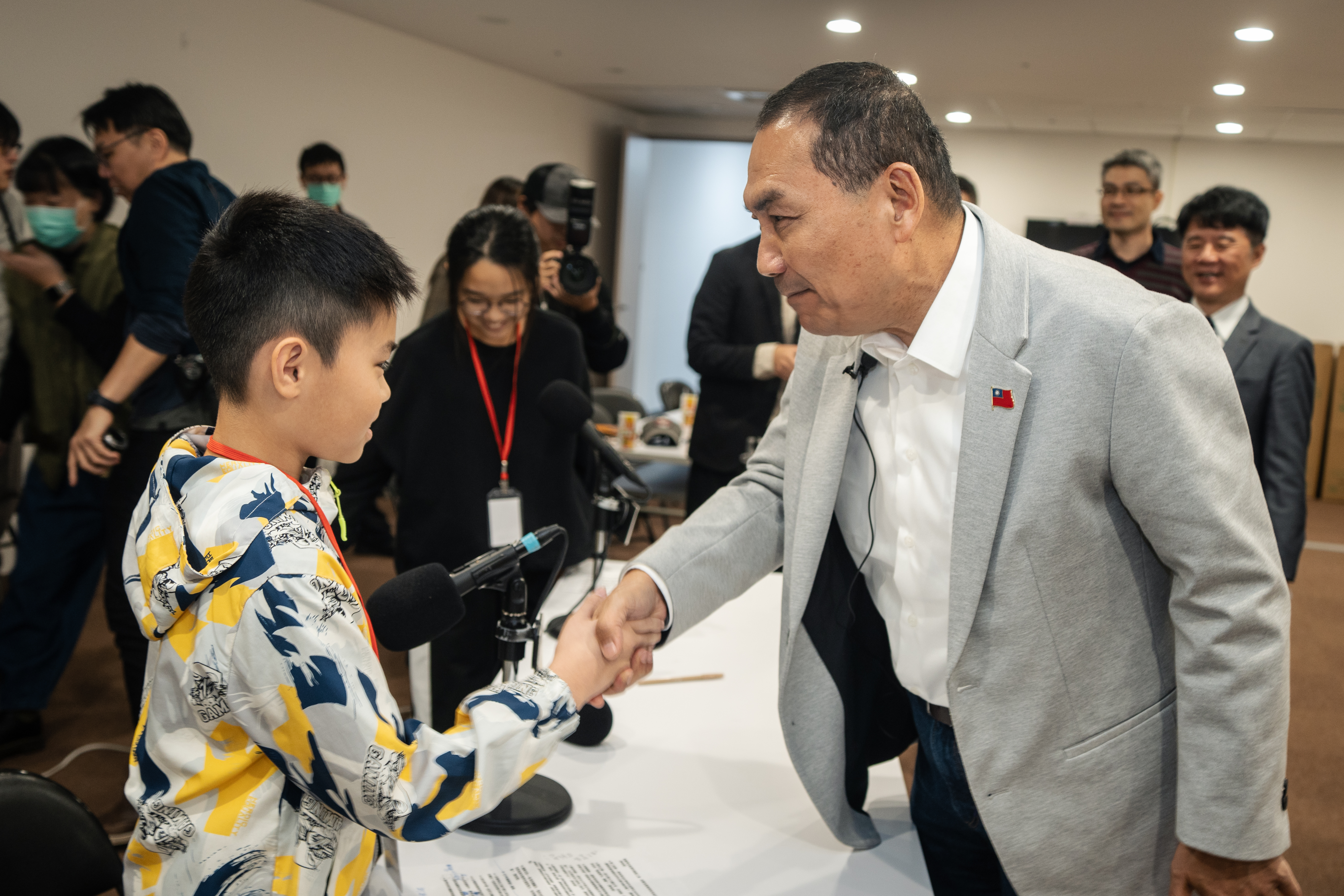 採訪結束後,侯友宜向《少年報導者》小記者洪翊祐握手,展現親和力。(攝影/王崴漢)