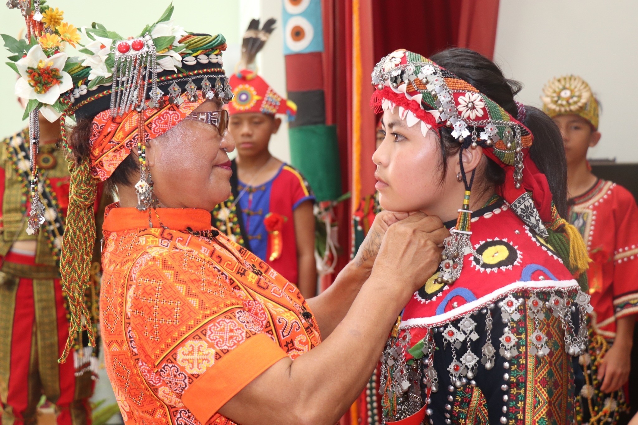 畢業典禮時,vuvu畢業生掛上cinavu(祈納福)和親手縫製的傳統披肩及雲肩,象徵賦予孩子們更大的責任。(圖片提供/屏東縣石門國小劉楨汝老師)