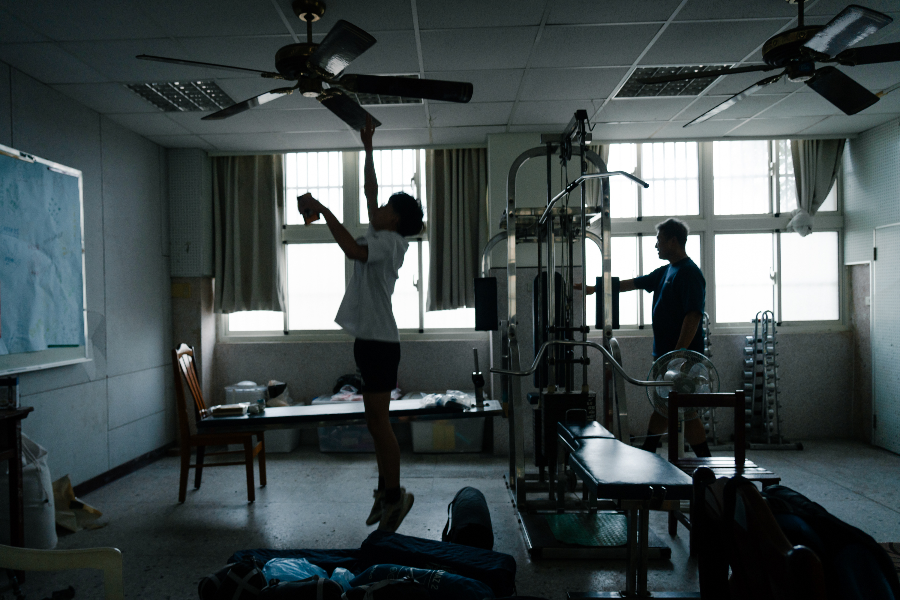 《少年報導者》檢視中小學校園中的三級輔導系統，發現從輔導老師、諮商心理師、社工師，到三級輔導轉介後的專業醫療資源，各層人力皆存在明顯缺口。圖為示意照片，非當事人。（攝影／馬雨辰）