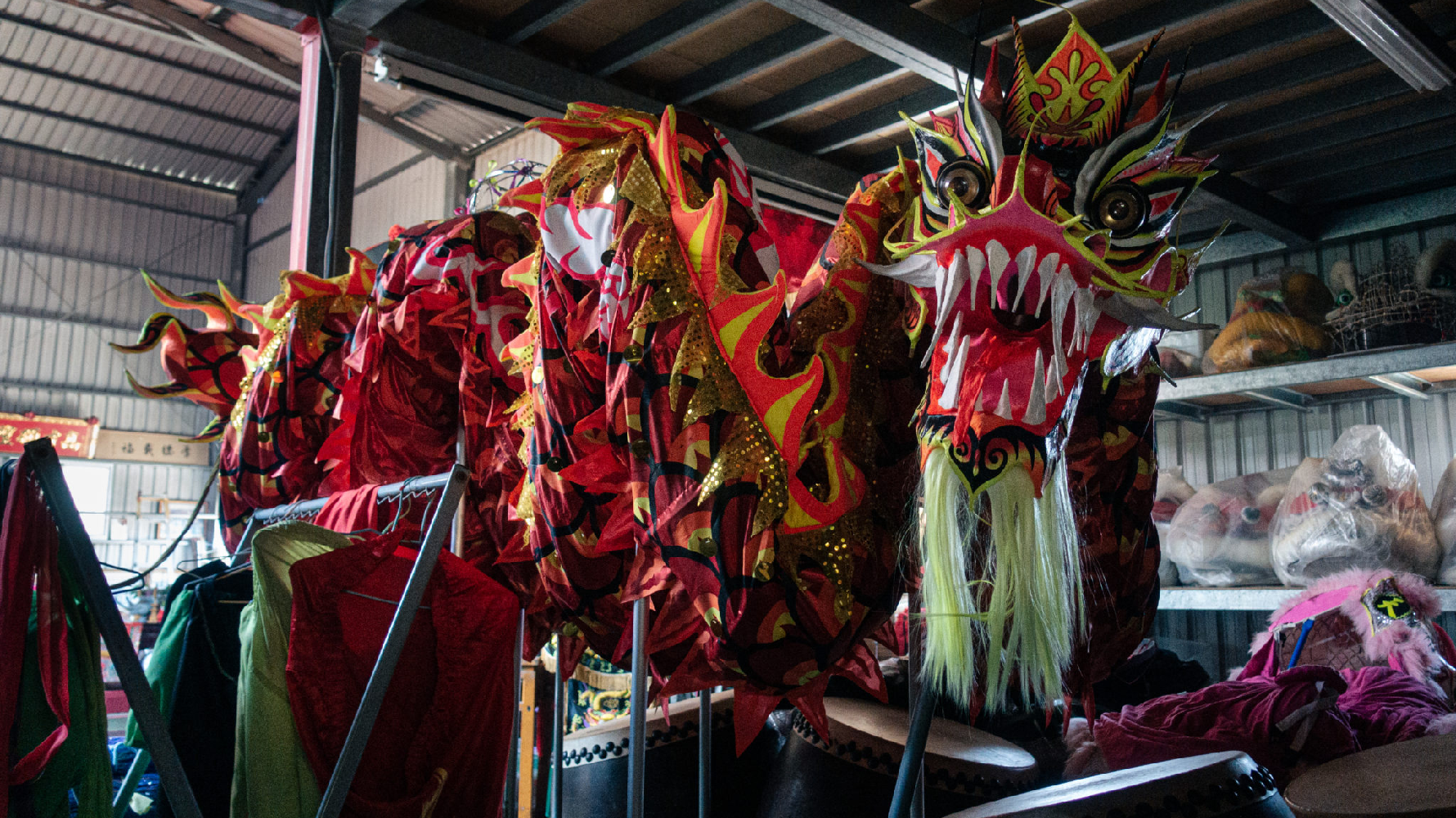 天震堂內擺放著各式舞龍舞獅的道具。（攝影／賴翊銘）