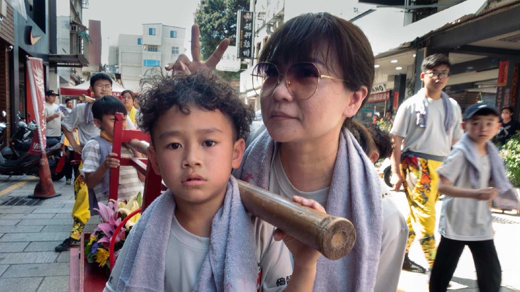 天震堂的年輕團員上街遶境，成為隊伍中最吸睛的存在。（攝影／許辰漢）