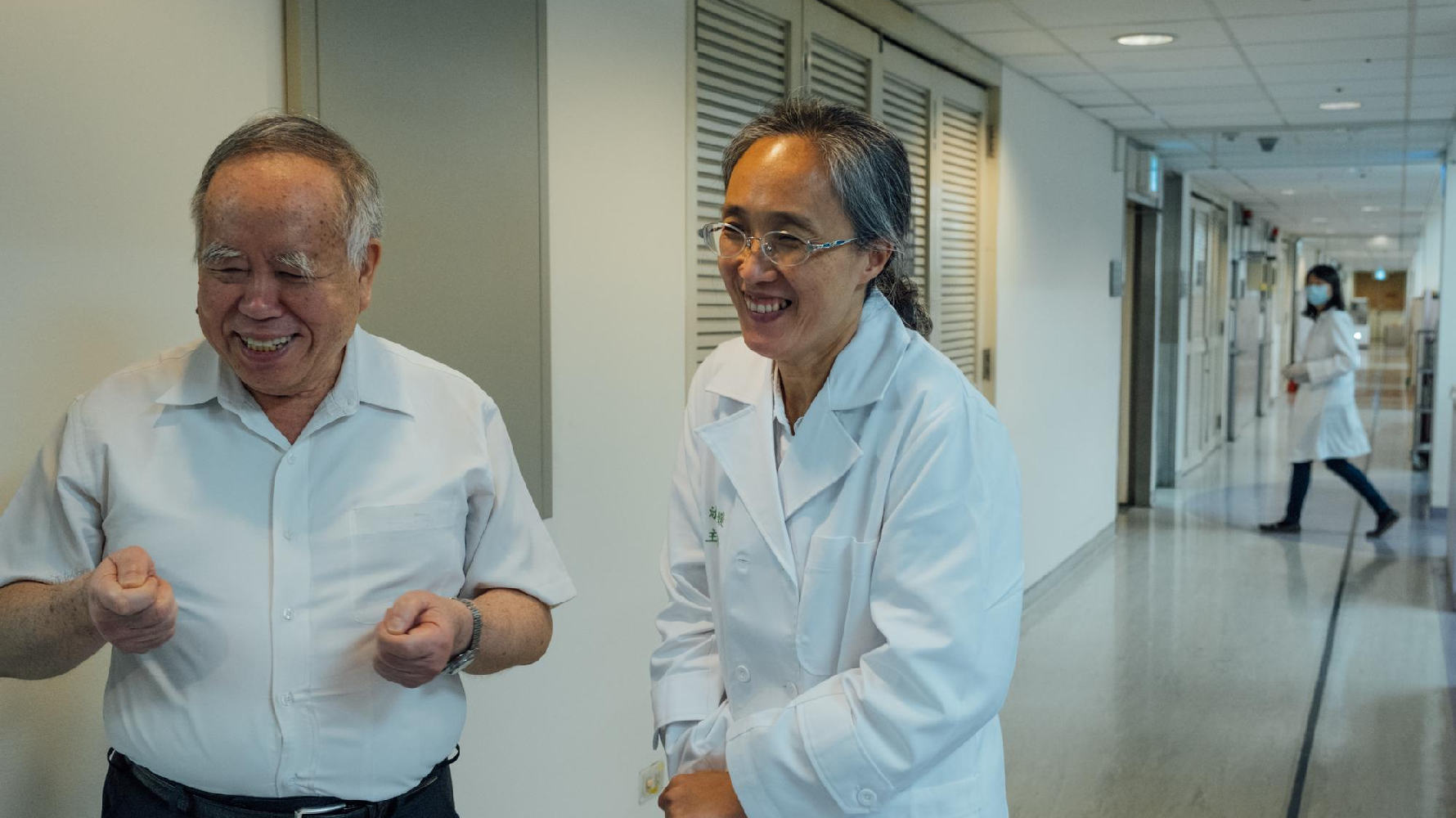 台大醫檢部前主任高全良(左)是張淑媛(右)的老師,也是2003年台灣第一個養出SARS病毒的人。(攝影/余志偉)