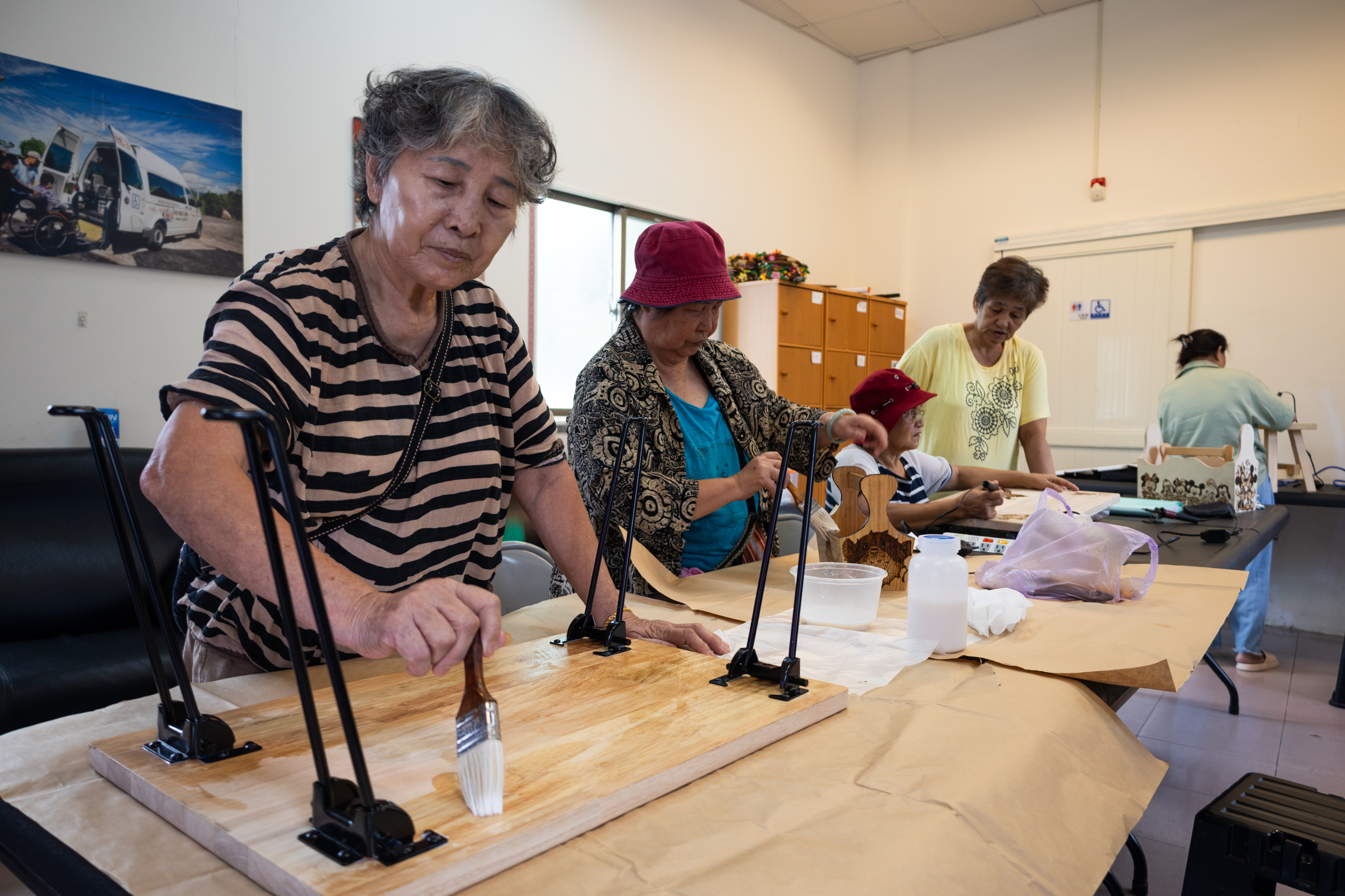 一粒麥子社福基金會設計手作課程,為部落居民的生活增添更多創造力。(攝影/蔡昕翰)