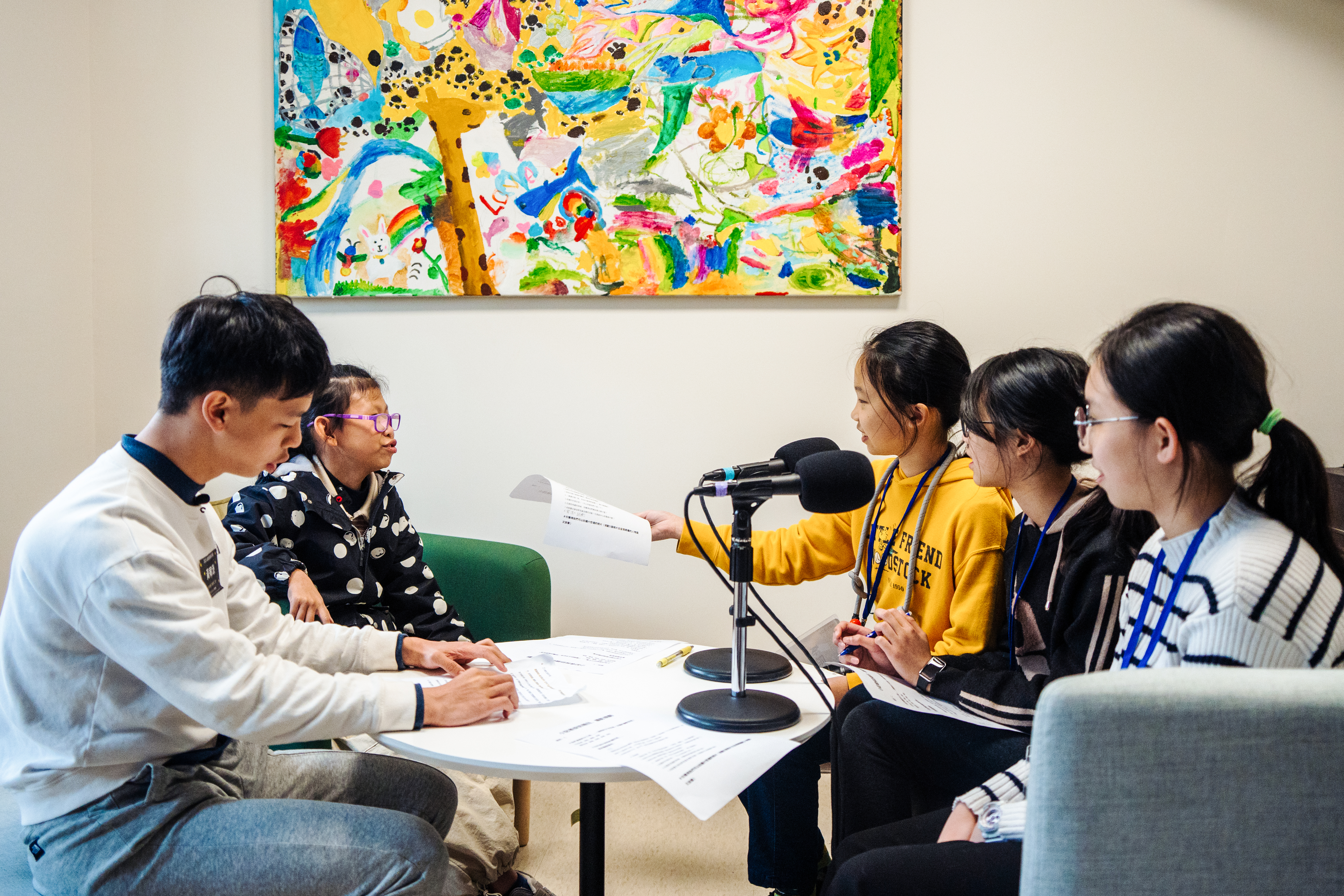 即使在行前培訓有預先列出訪綱，正式採訪時小記者仍要隨時調整問題，十分考驗大家的應變能力。（攝影／王崴漢）