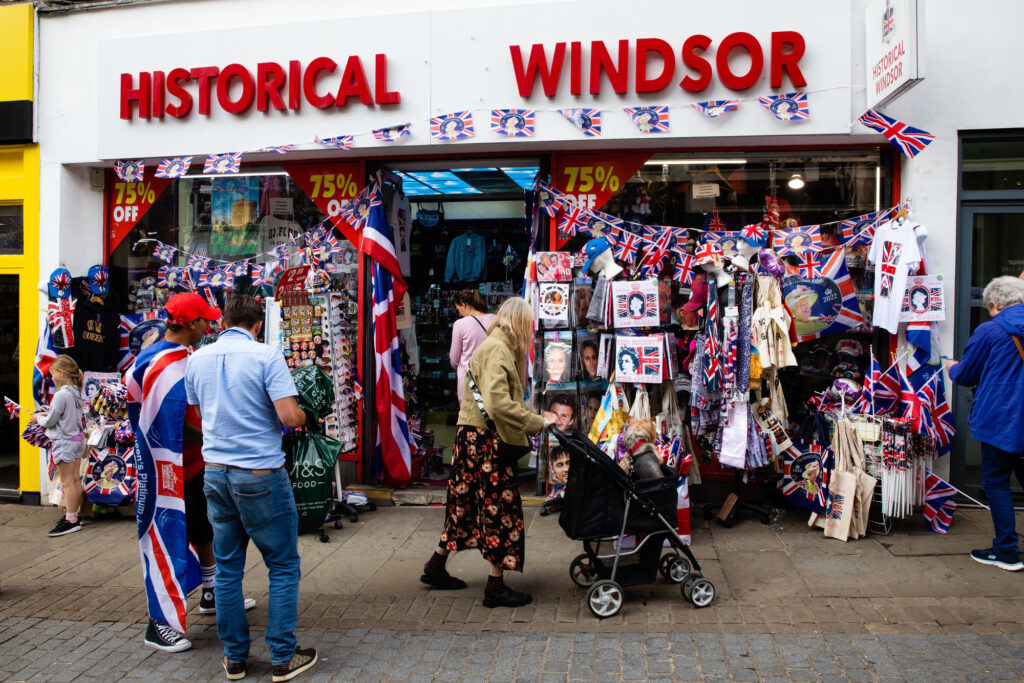 2022年6月1日，英國溫莎的一家商店展示了各式白金禧年大慶的紀念品。（攝影／In Pictures via Getty Images／Mark Kerrison）