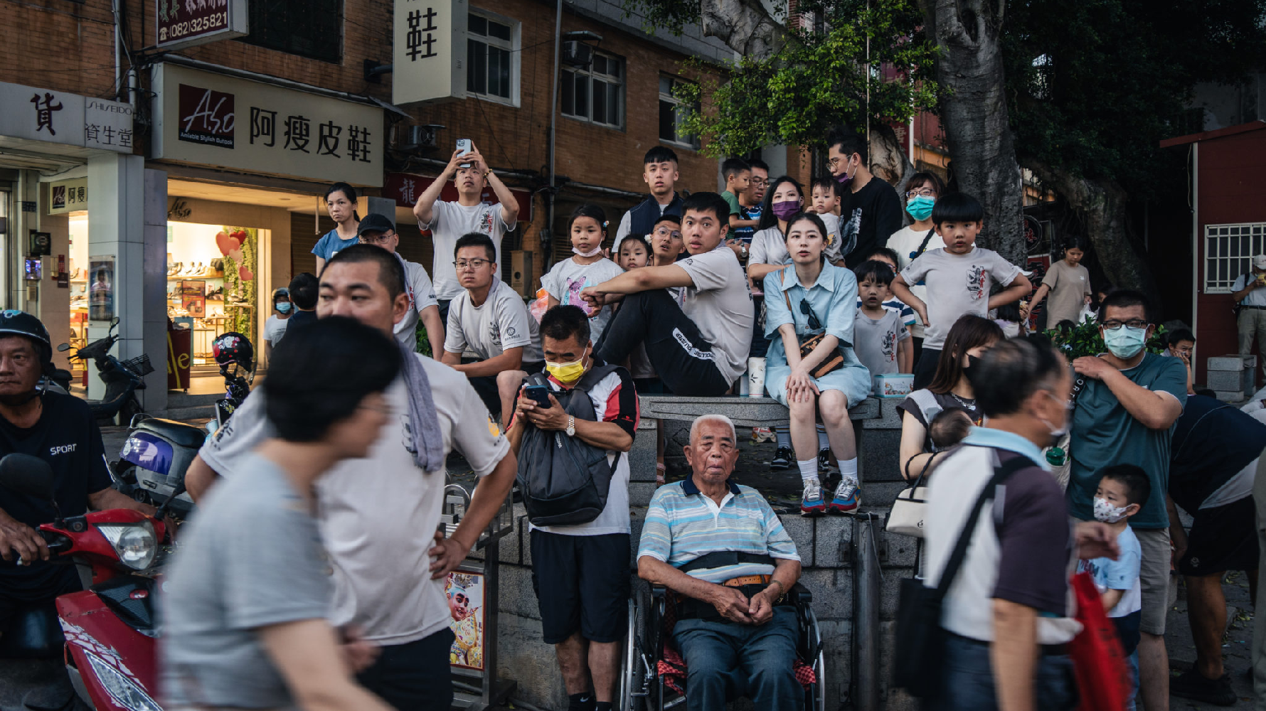 城隍爺是金門人的信仰重心，農曆4月街上常聚集一批觀賞表演的民眾。