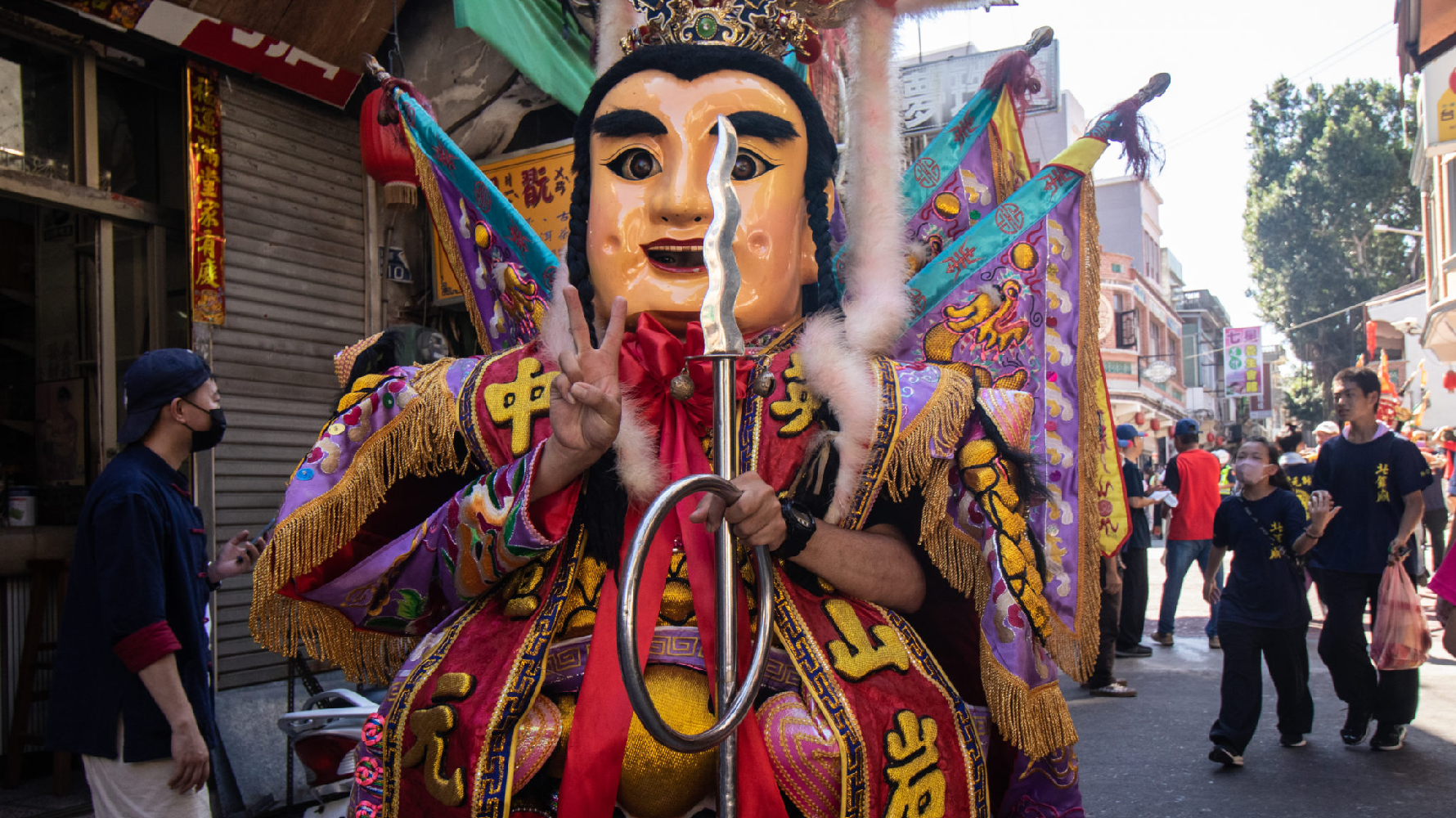 對著鏡頭比「耶」的三太子。(攝影/蔡亦閔)