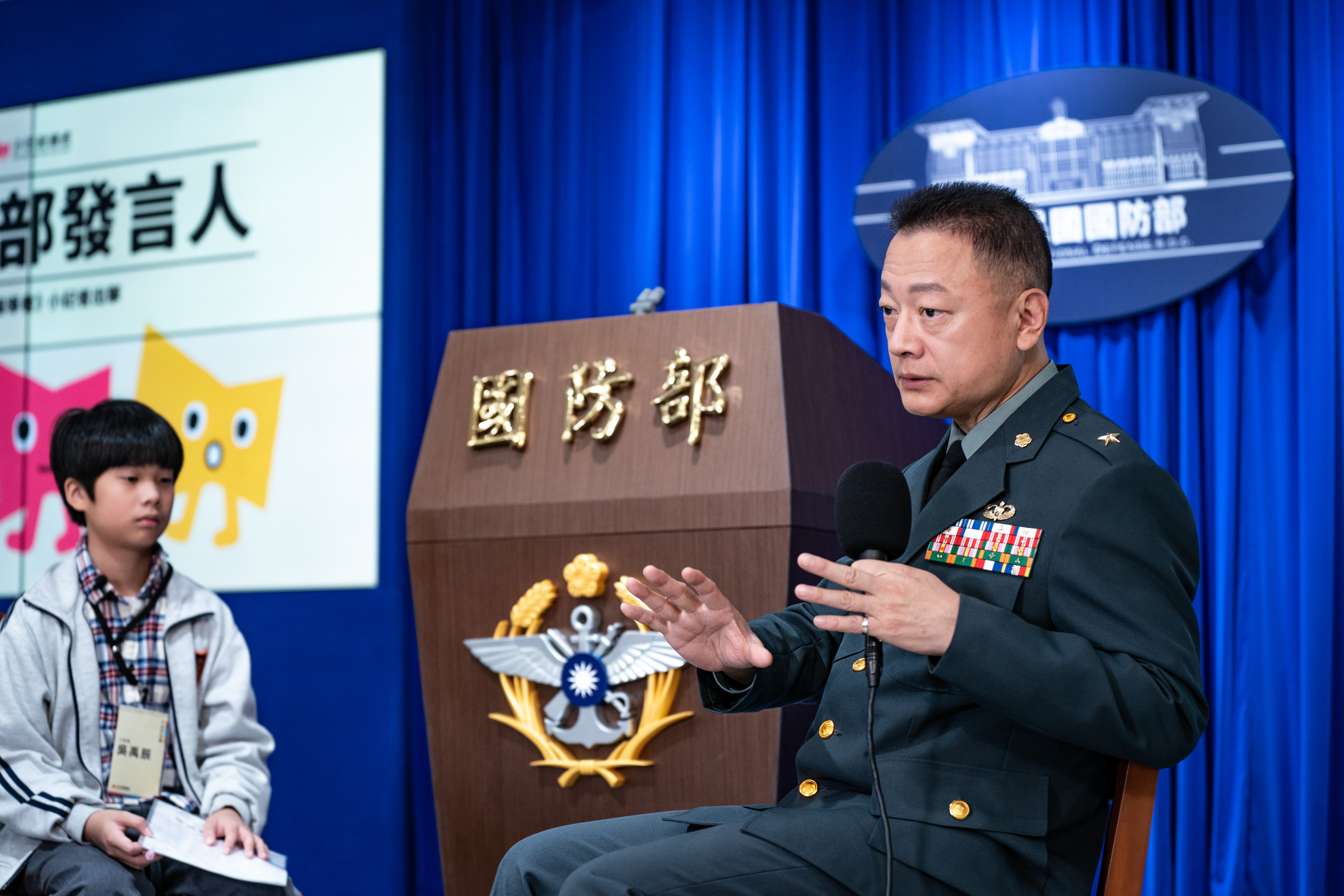 面對小記者提問國防部如何協助「不適應」的役男，孫立方說明，國防部透過「三級防處體系」協助處理軍人的心理健康問題。（攝影／陳曉威）