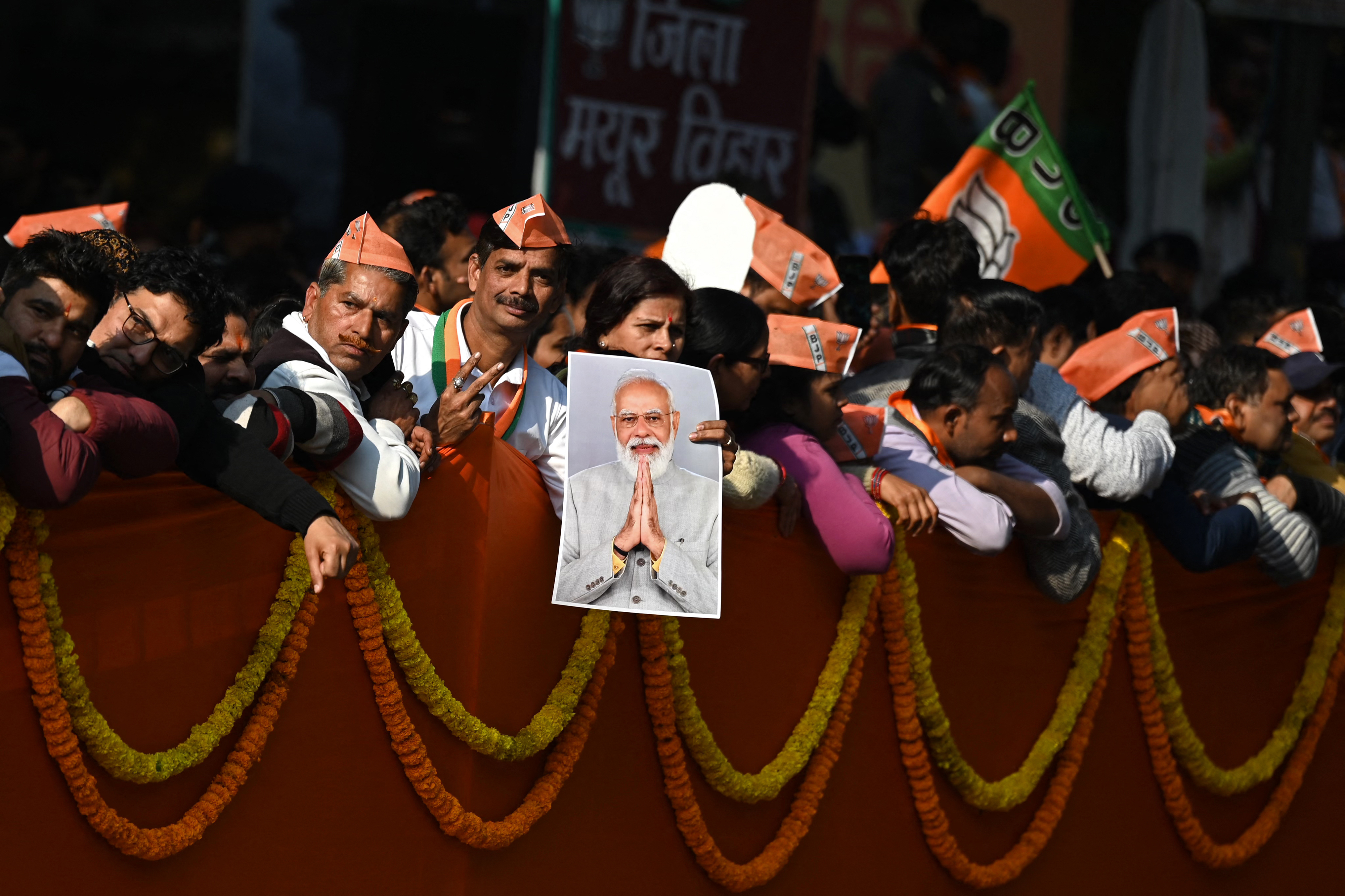 印度總理莫迪(Narendra Modi,圖中照片人物)出生於印度種姓制度的底層階級,親民形象深受支持者愛戴。(攝影/Sajjad HUSSAIN /AFP)