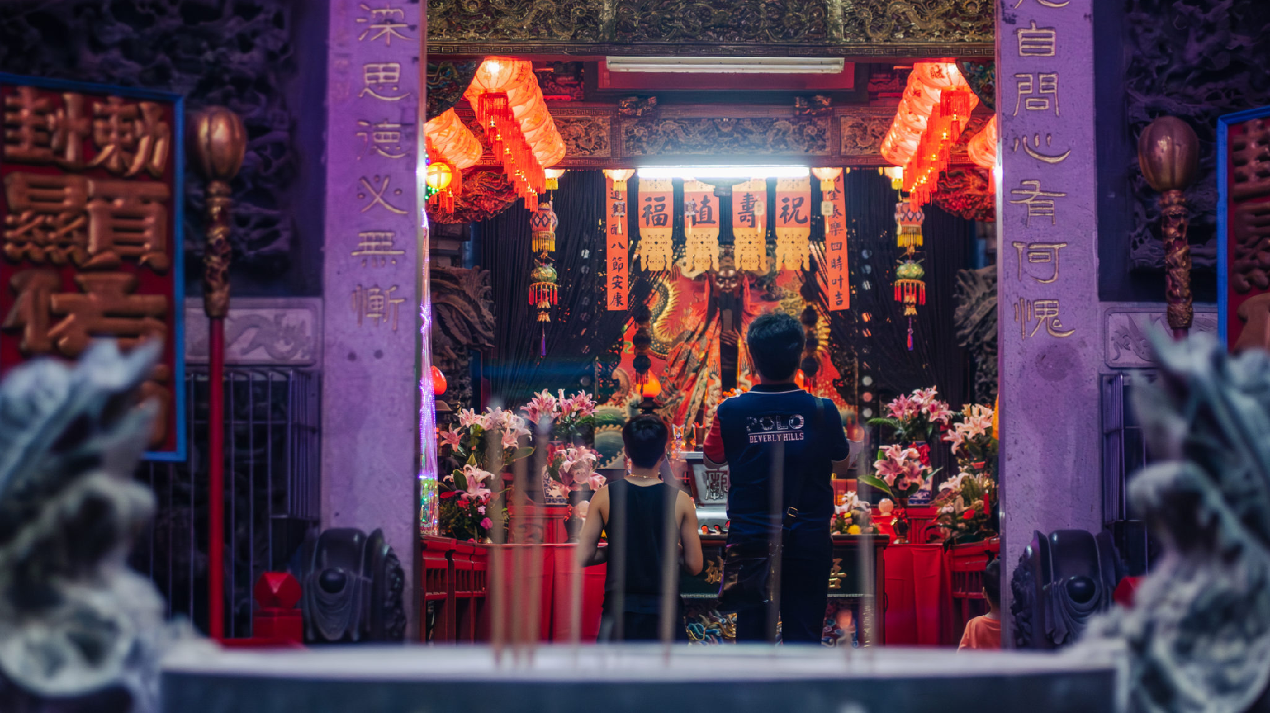 信徒於浯島城隍廟祈福。(攝影/朱辰浯)