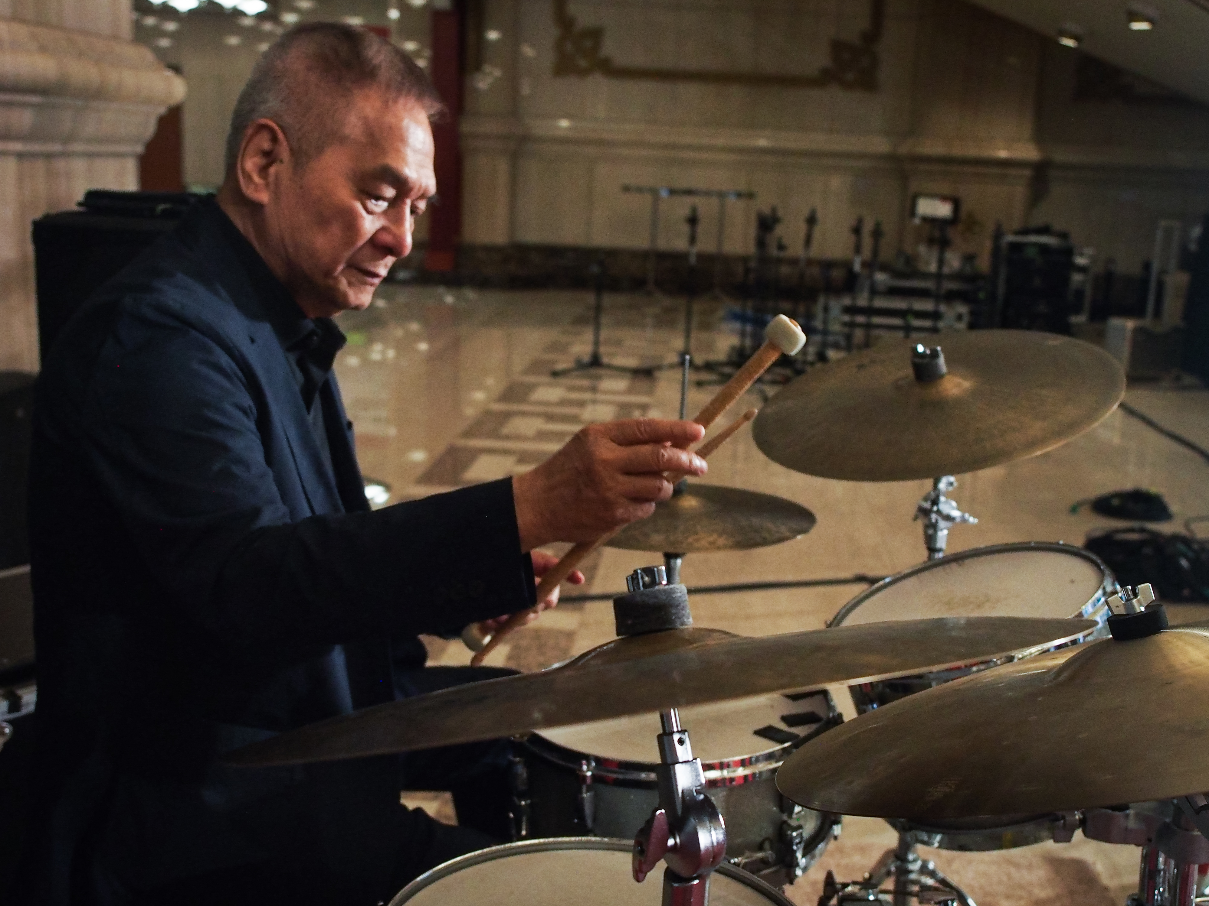 黃瑞豐打鼓時會沉浸在自己的畫面中。（攝影／張舒棠）