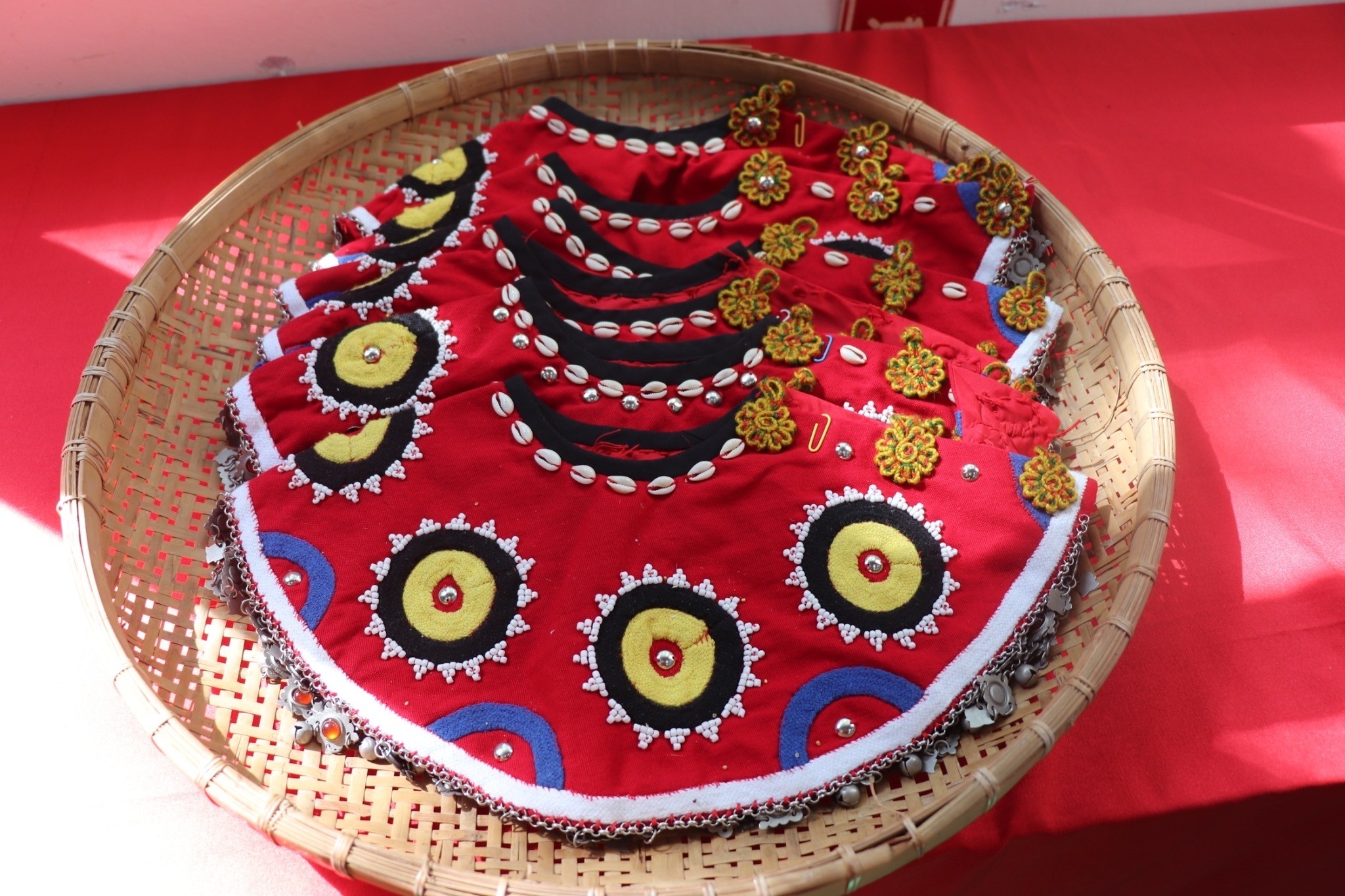 有太陽圖騰的雲肩是南排灣族服飾的重要特色。(圖片提供/屏東縣石門國小劉楨汝老師)