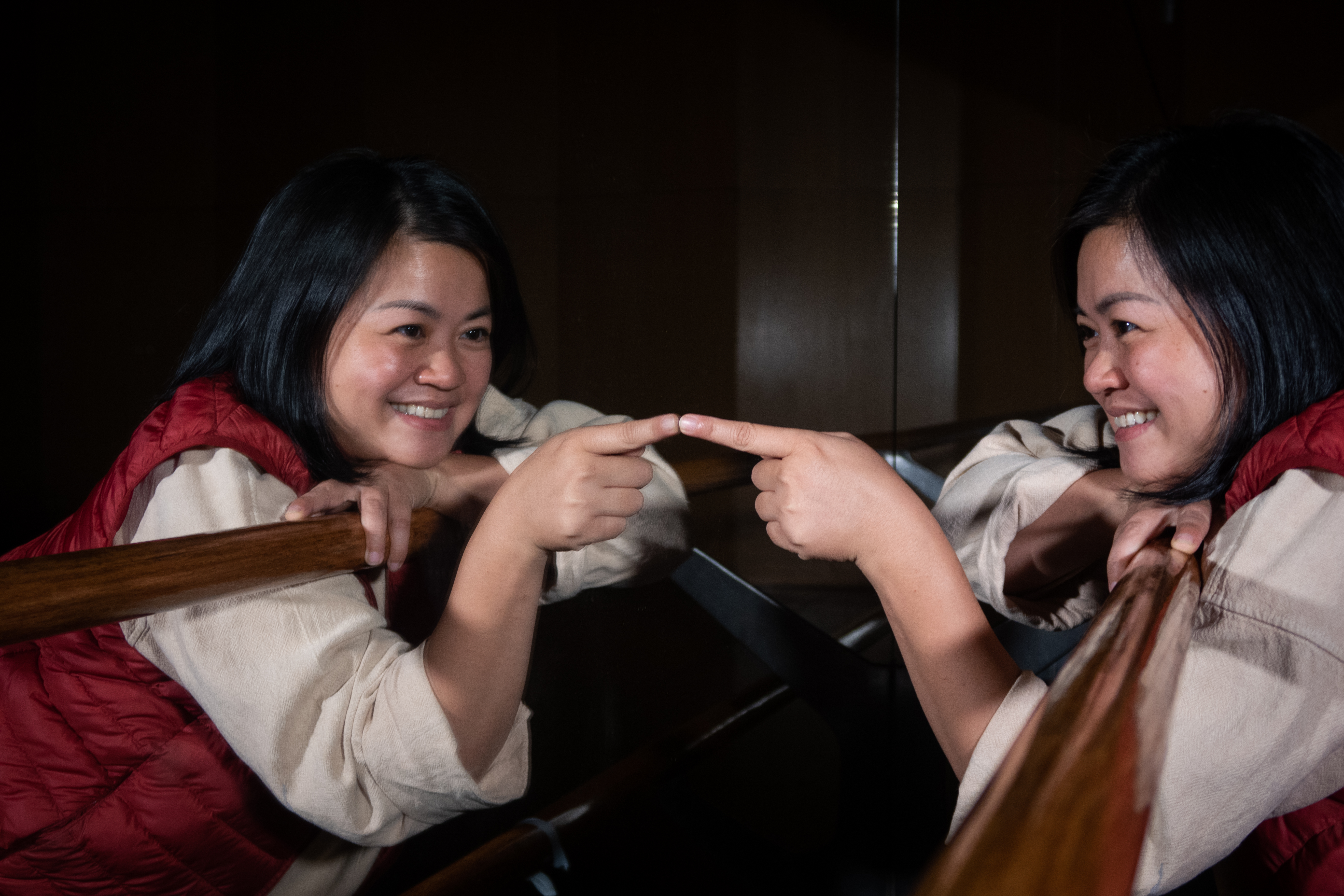 「我想拍出兩個宜瑾老師，她的手指指向鏡子中的自己，我覺得是一種心靈交會的感覺。」（攝影 ／ 楊禮璐）