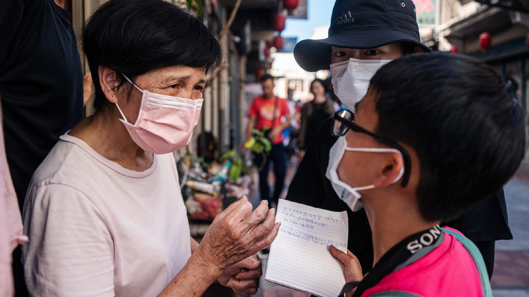 小記者們並非只是在活動現場做紀錄，他們訪問在地居民及現場參與者對迎城隍的記憶與感受，再針對訪問內容思考拍攝方向。