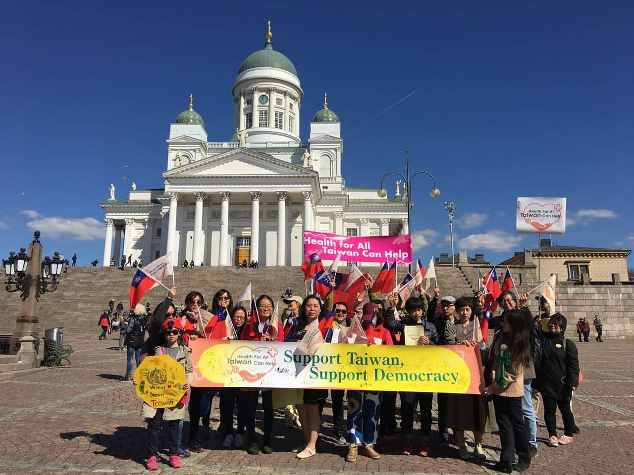 Liv和家人一起參加在芬蘭赫爾辛基舉辦的支持台灣加入WHO遊行。(圖片提供/楊麗芳)