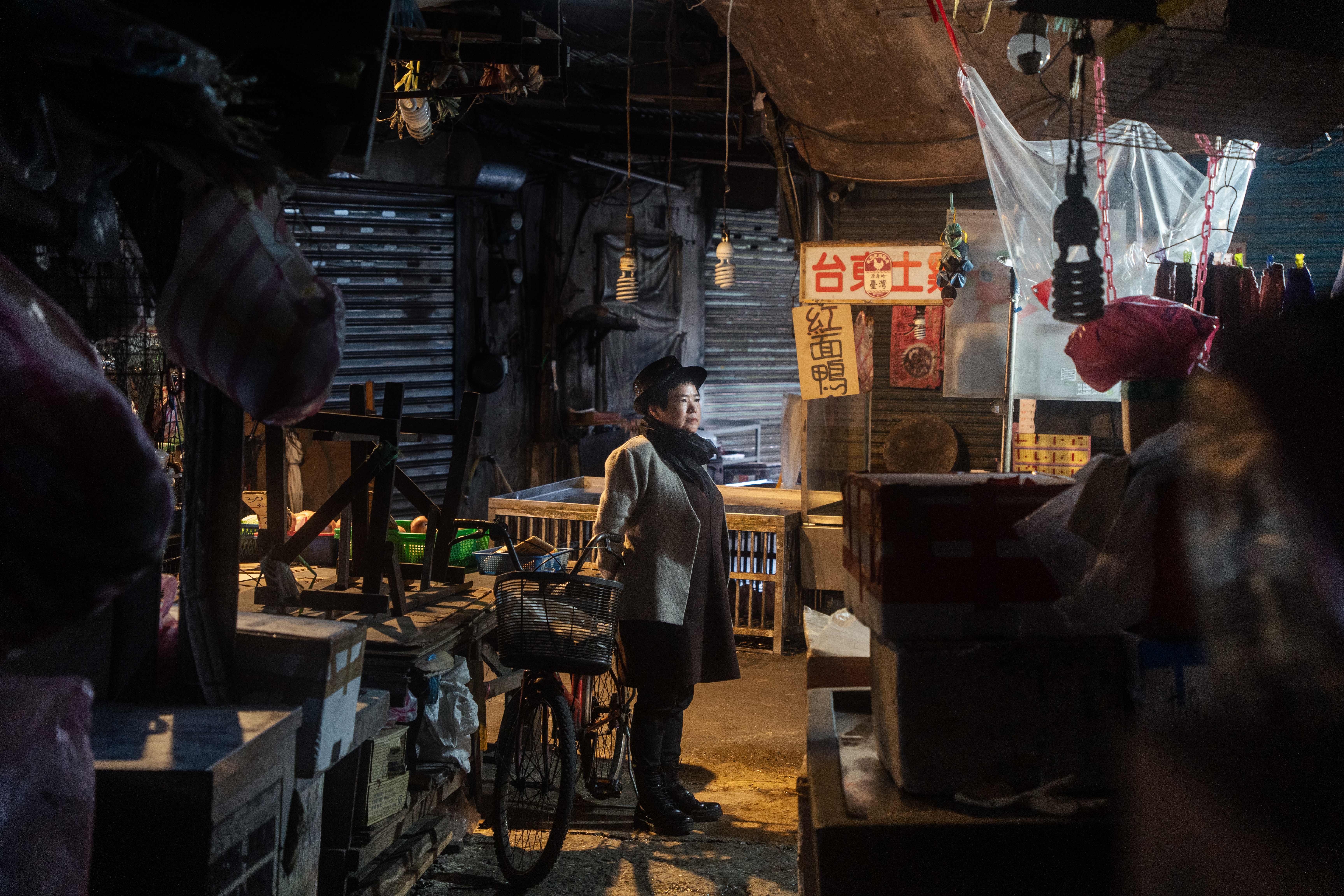 楊索從小生長在新北市永和區的勵行街市場，經常隨著父親擺攤、叫賣。（攝影／王崴漢）