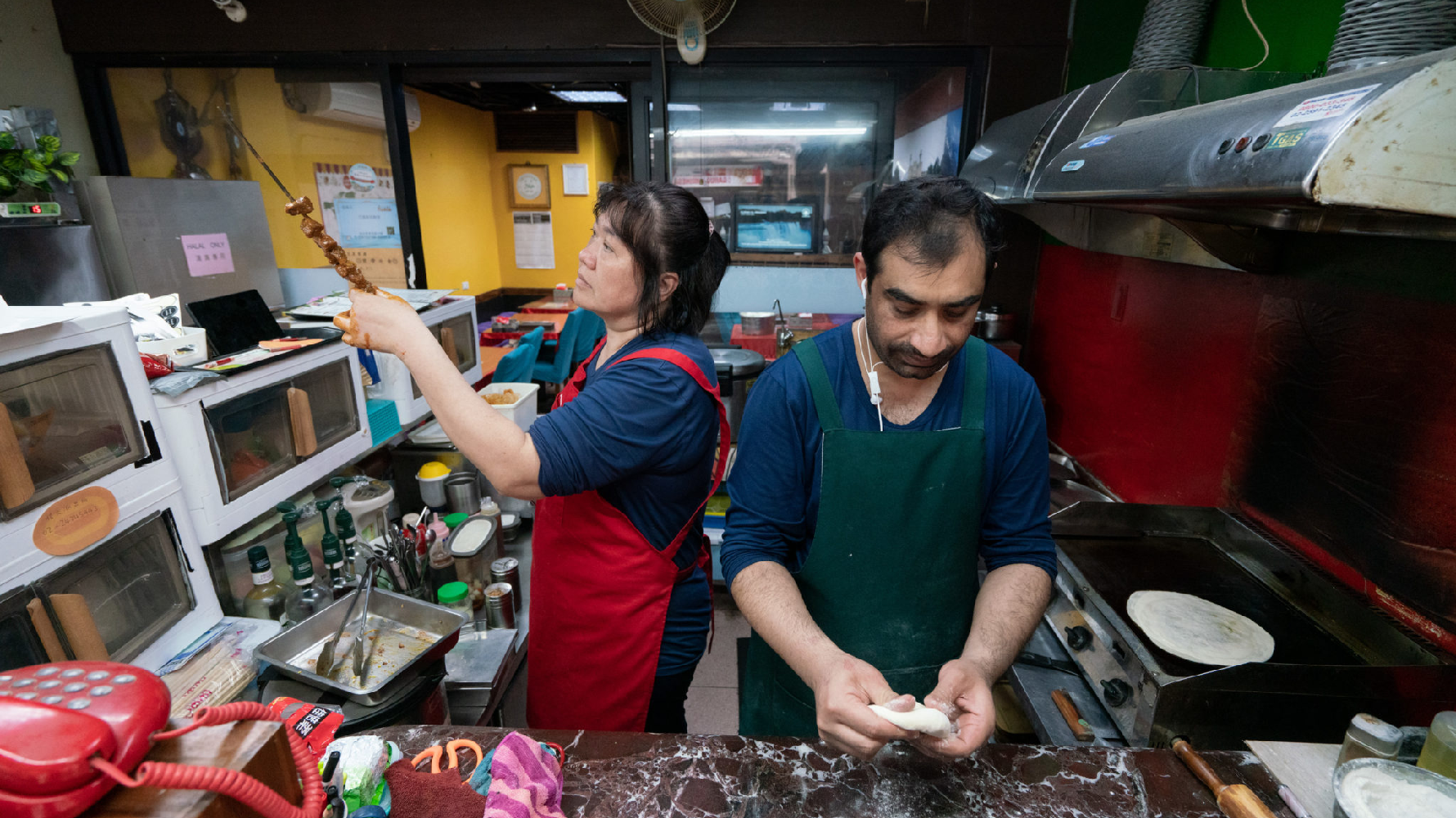 穆斯林餐廳老闆阿里（Ali，右）即使再忙也堅持齋戒，除非身體因勞累、不舒服而需進食，則會再以補齋方式彌補。（攝影／許𦱀倩）
