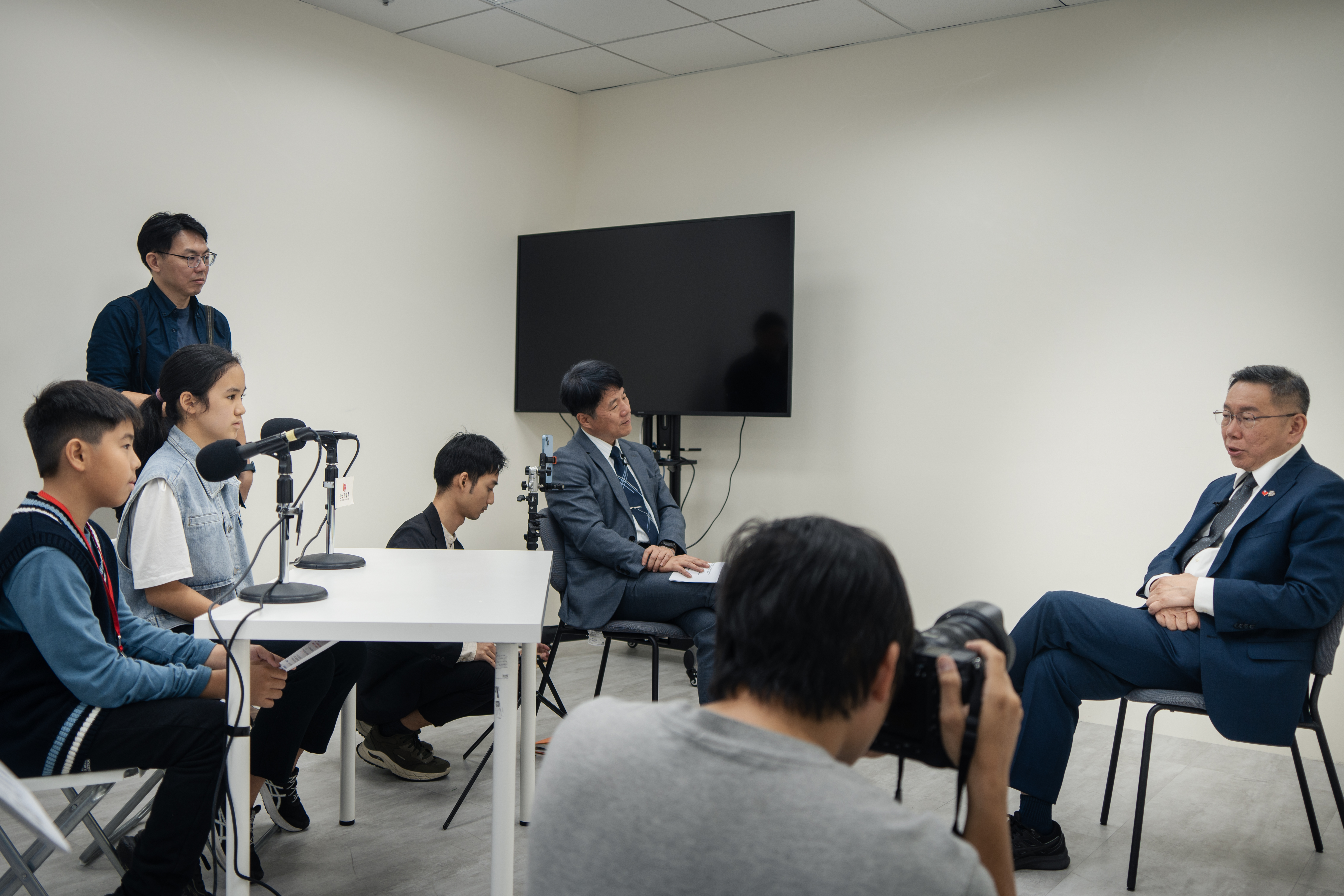 柯文哲面對小記者的提問,仍然是一貫心直口快的談話風格,但小記者們也很沉穩完成採訪任務。(攝影/王崴漢)