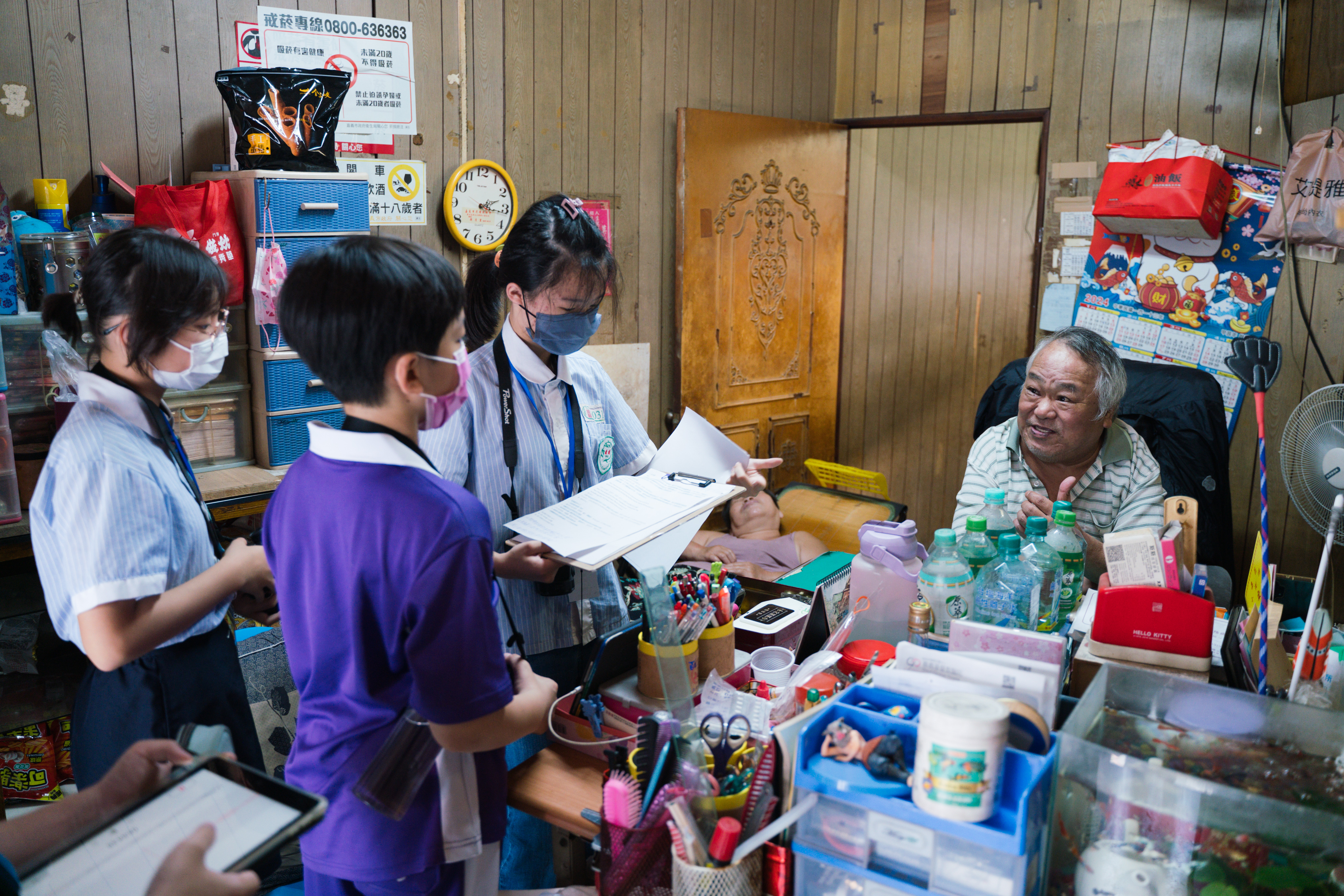 小澎湖組的同學正在訪問當地老雜貨店的老闆。（攝影／古佳立）