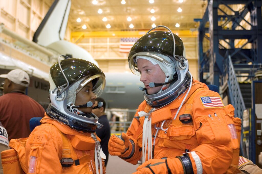 史黛芬妮．威爾森（Stephanie D. Wilson，圖左）參與「STS-120」載人太空飛行任務的訓練計畫。該次飛行任務使用發現號太空梭執行，主要任務為國際太空站補給及運送遠征16成員、協和號節點艙。（圖片來源／NASA）