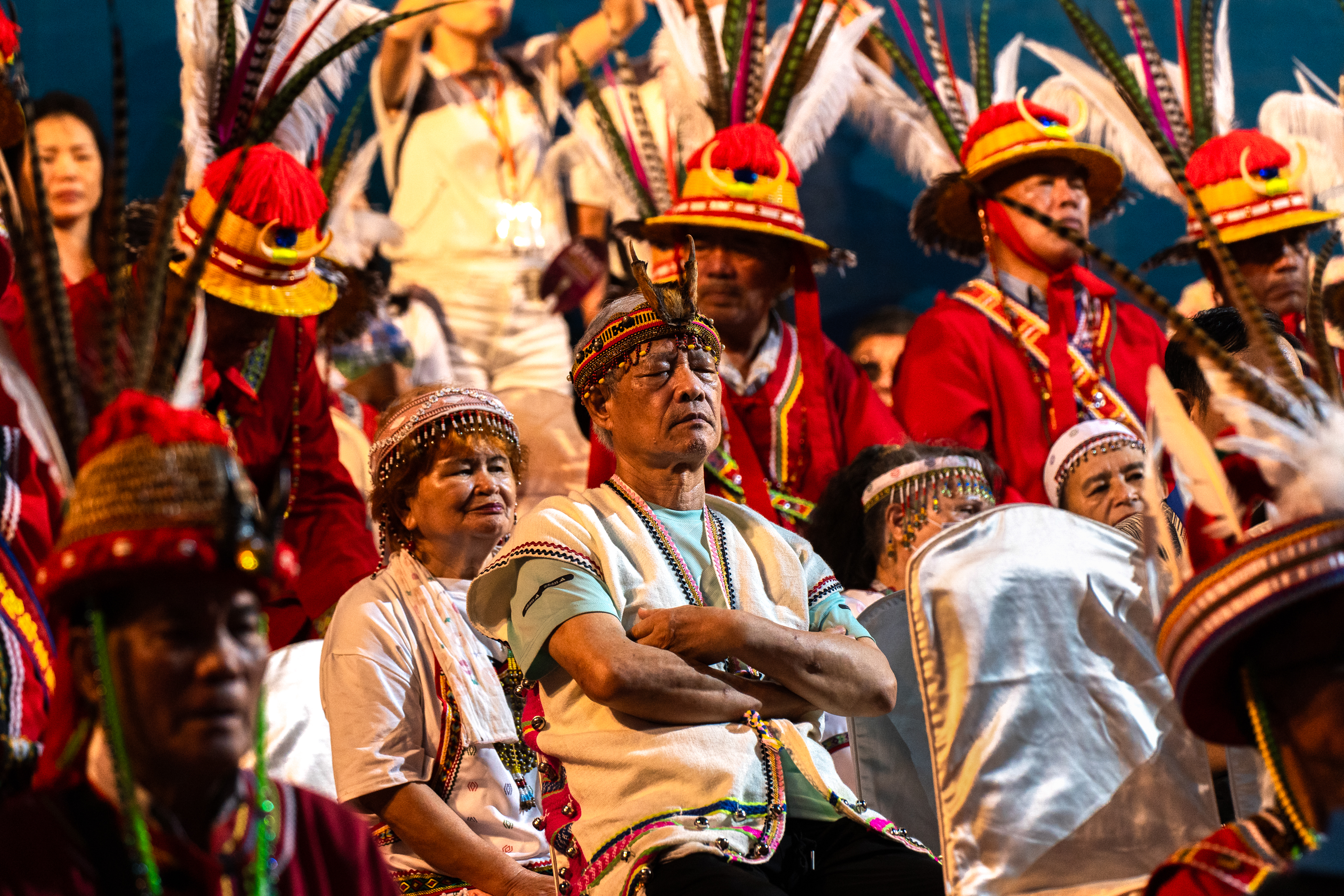 原住民族主要的決策機制是部落的長老會議，以部落耆老與能人為首，帶領族人決定公共事務發展。圖為2023花蓮縣原民聯合豐年節，各部落長老於觀禮台上欣賞族人表演團體演出。（攝影／陳曉威）