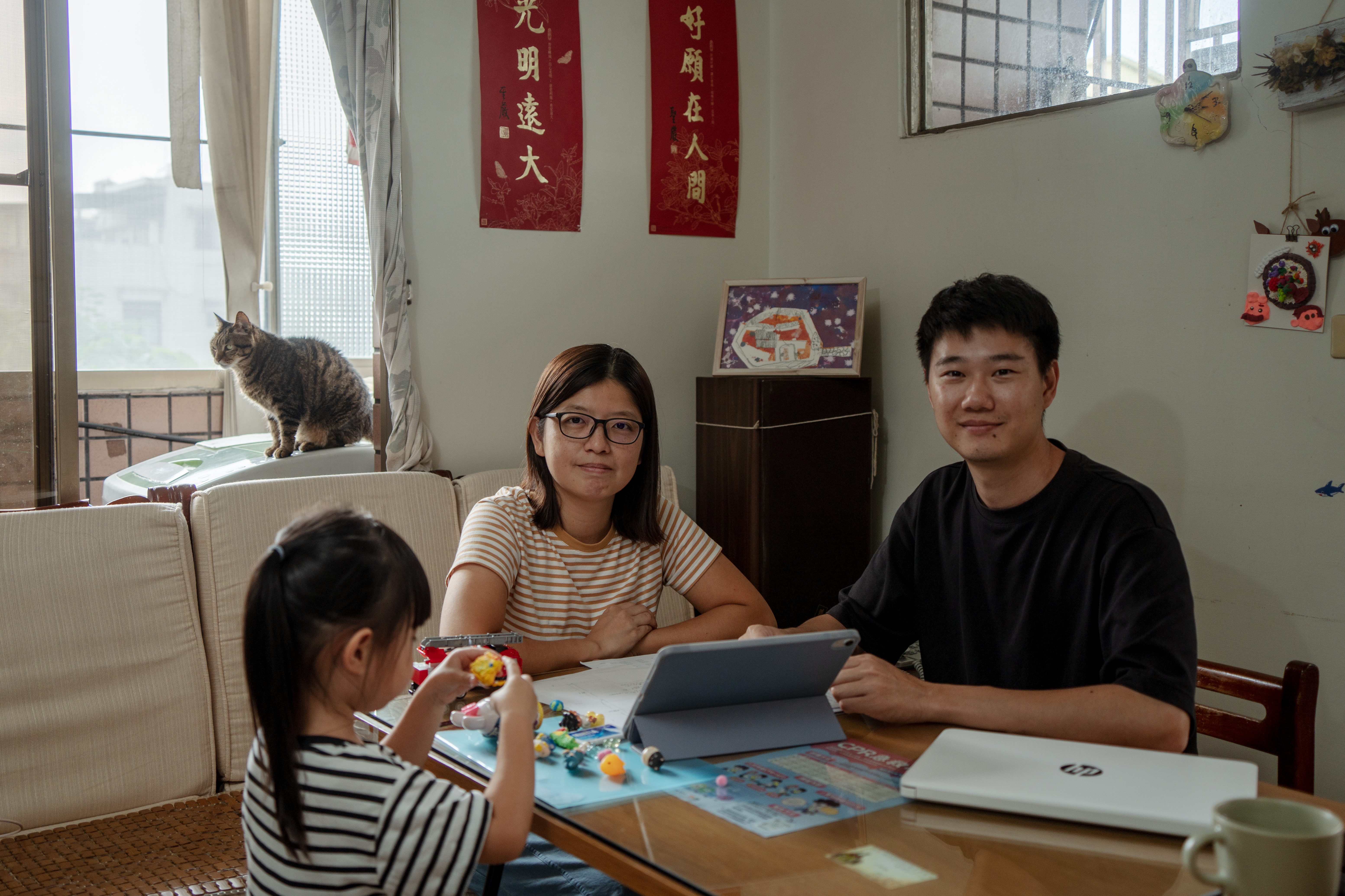 張瑜珊與丈夫、女兒一家人正在等待日本經營管理簽證審核通過，預計到日本創業開麵包店。（攝影／王崴漢）