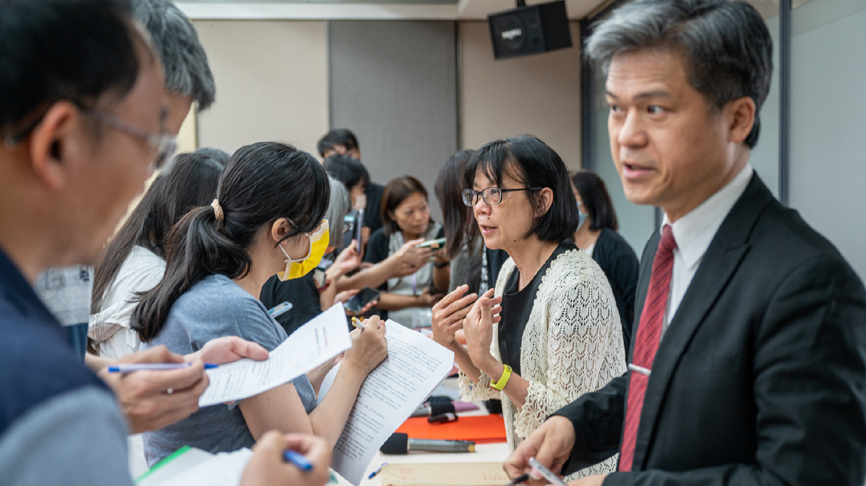 PIRLS成績公布,台灣小四學生對於故事體的賞析能力明顯較差,國教署長彭富源(右1)與計畫主持人張郁雯(右2)回答記者提問。(攝影/林彥廷)