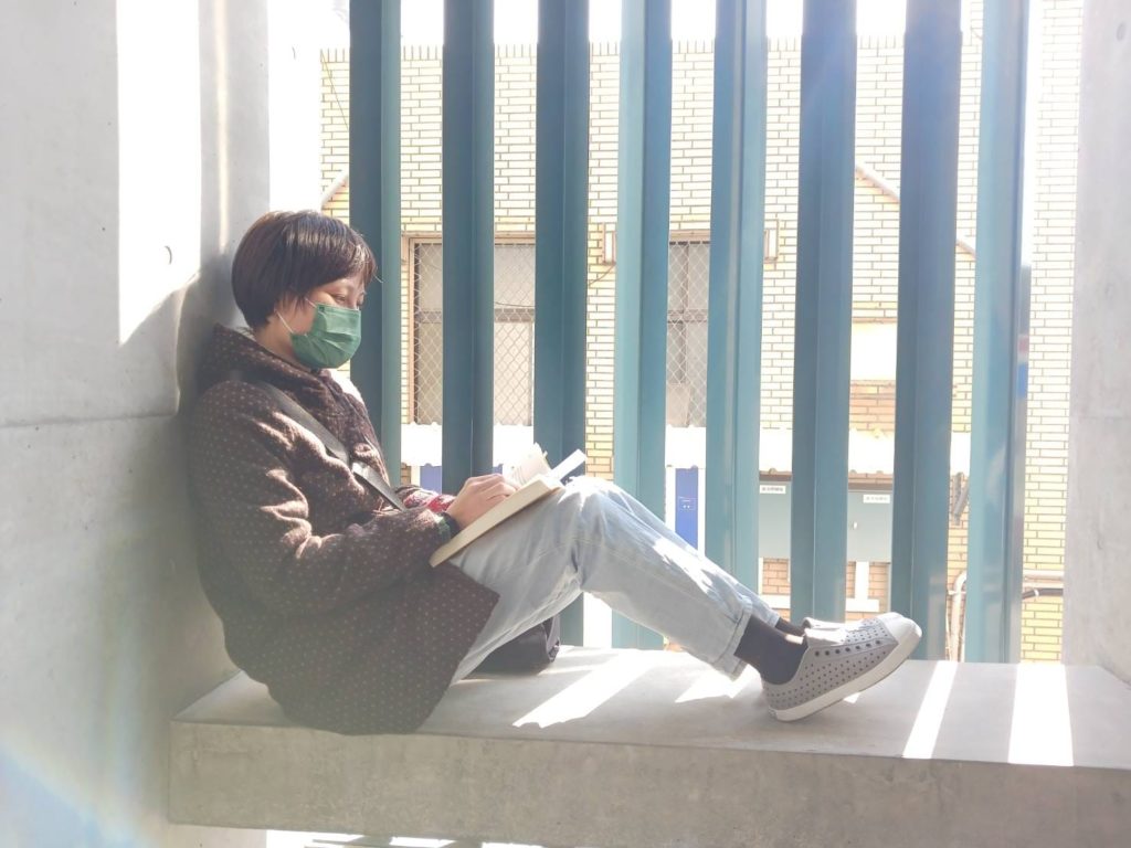 希.瑪巴諾的媽媽幾乎天天都會看書,也會為希.瑪巴諾挑選書籍閱讀。(圖片來源/希.瑪巴諾的媽媽提供)