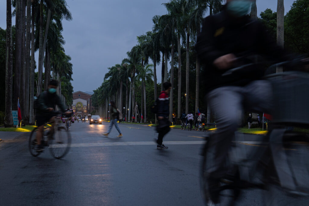 青年們一路努力讀書考進台大，原以為能夠喘口氣休息，卻又被推入下一個競技場中繼續與他人拚搏。（攝影／王崴漢）