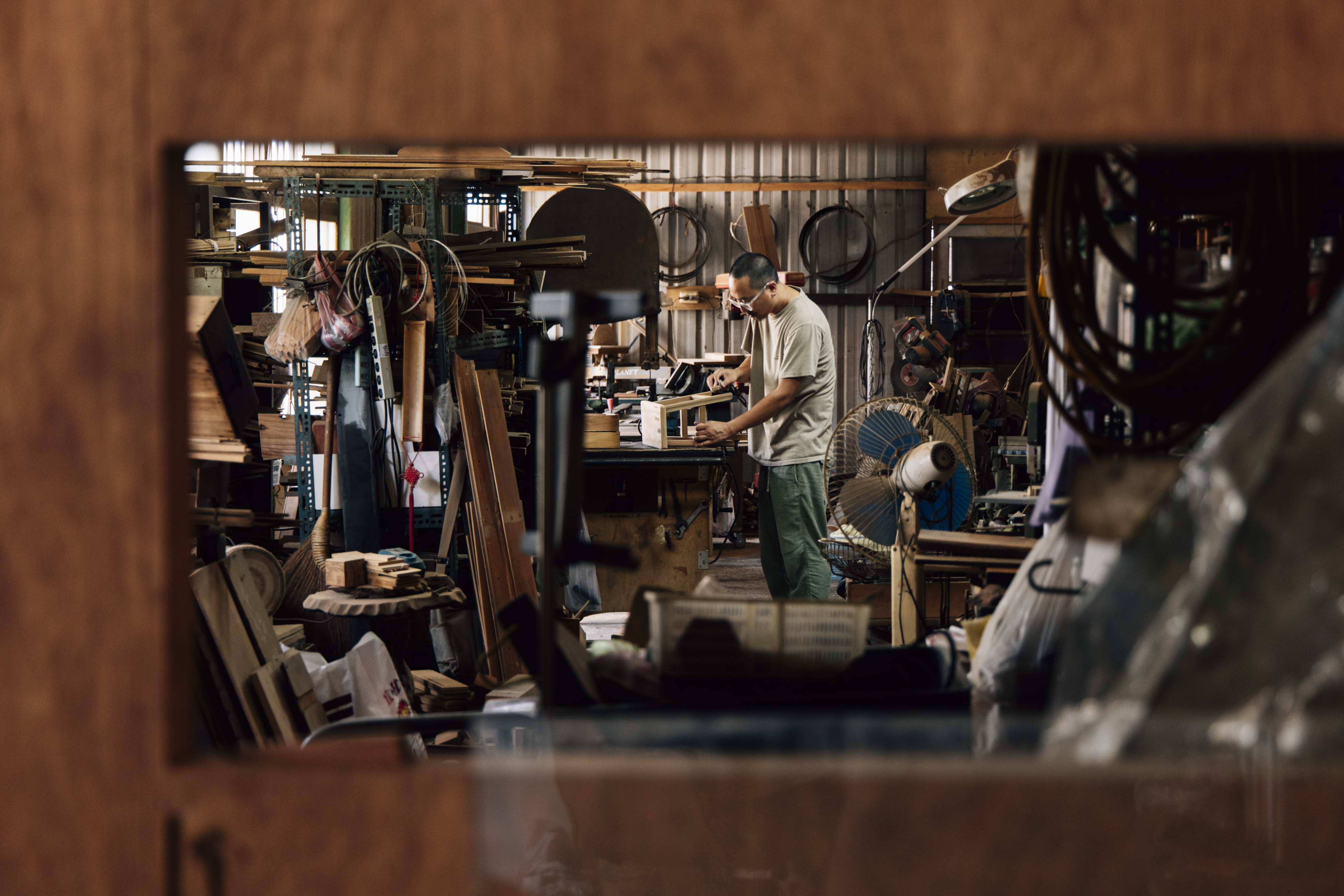 徐旭儀與父親的工作室除了賣古物，也修復家具。（攝影／林致宇）