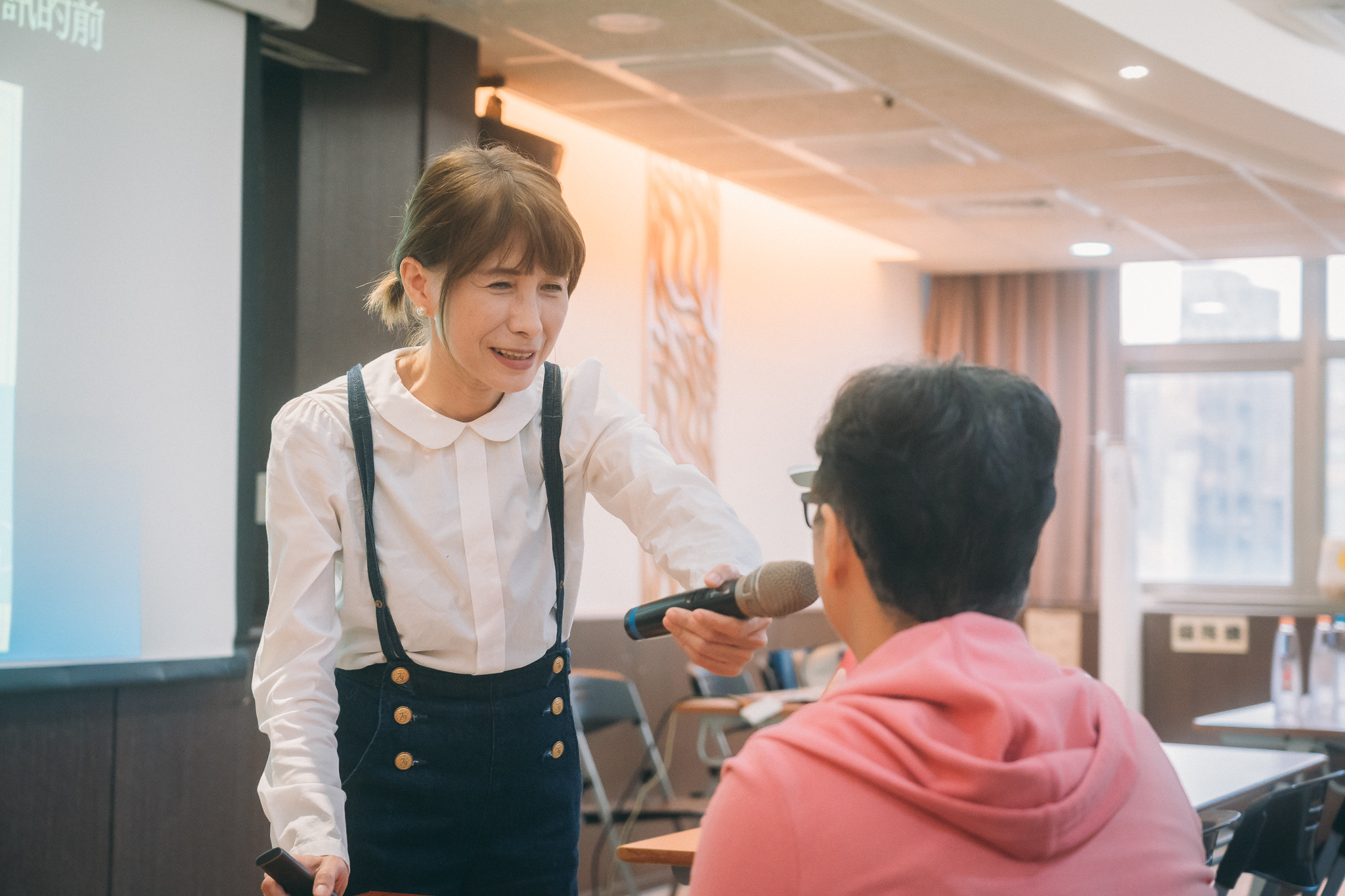 當家長分享自己與孩子碰到的相處困難,番紅花便以自己與兩個女兒的互動經驗說明如何開啟一段輕鬆的親子對話。(攝影/林謙順)