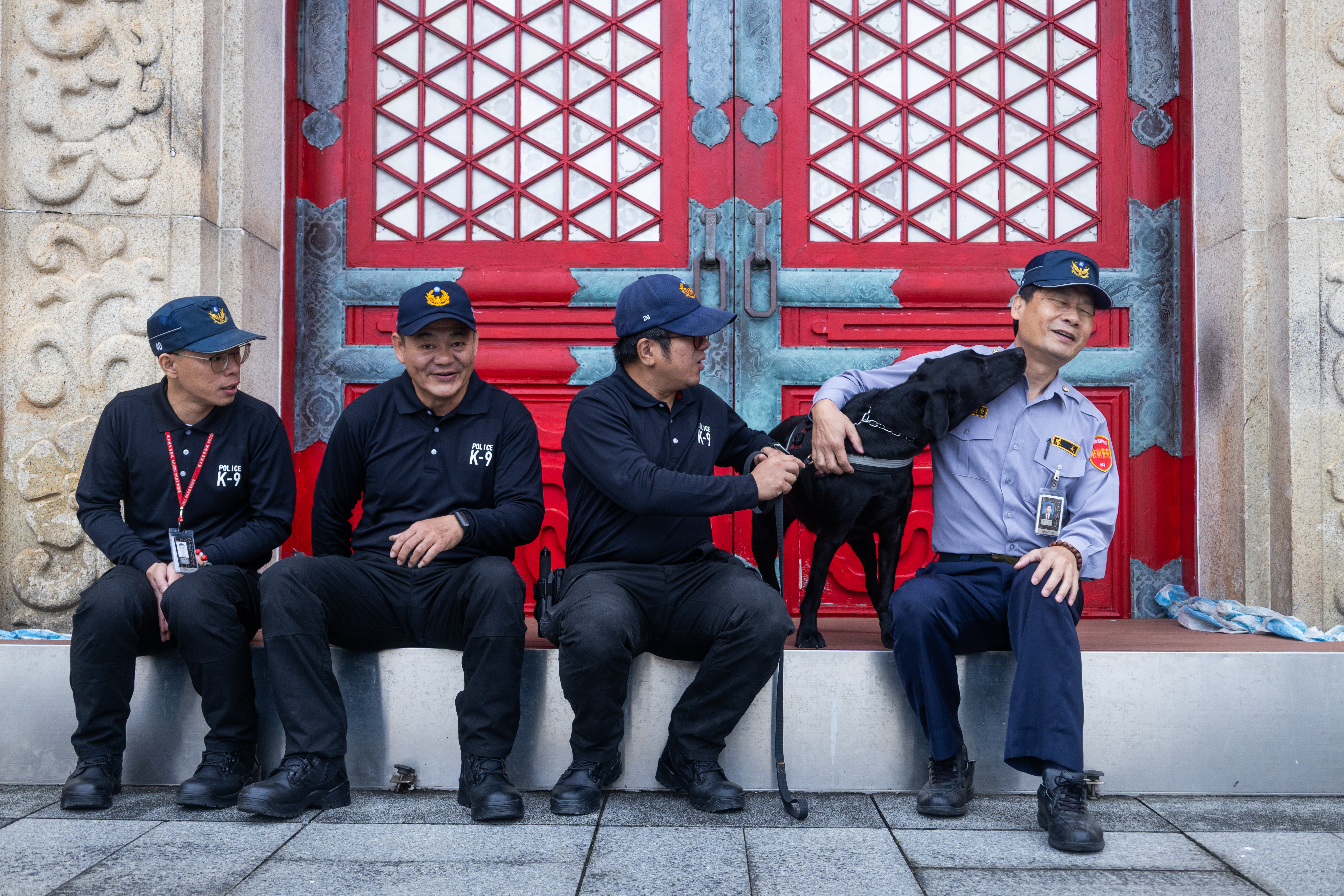 Bibi私下甜美又黏人，趁著拍照的時候猛親駐警隊長張啟瑞，情感像家人般親密。（攝影／蔡昕翰）